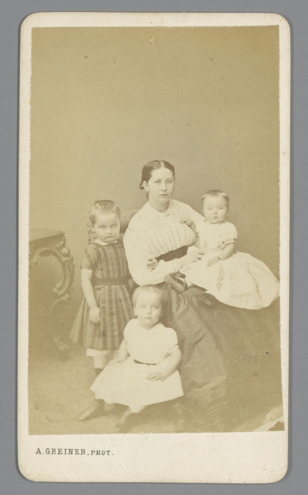 Groepsportret van Johanna Geertruida Jonker Nije en Lucas, Willem en Maria Jonker by Albert Greiner