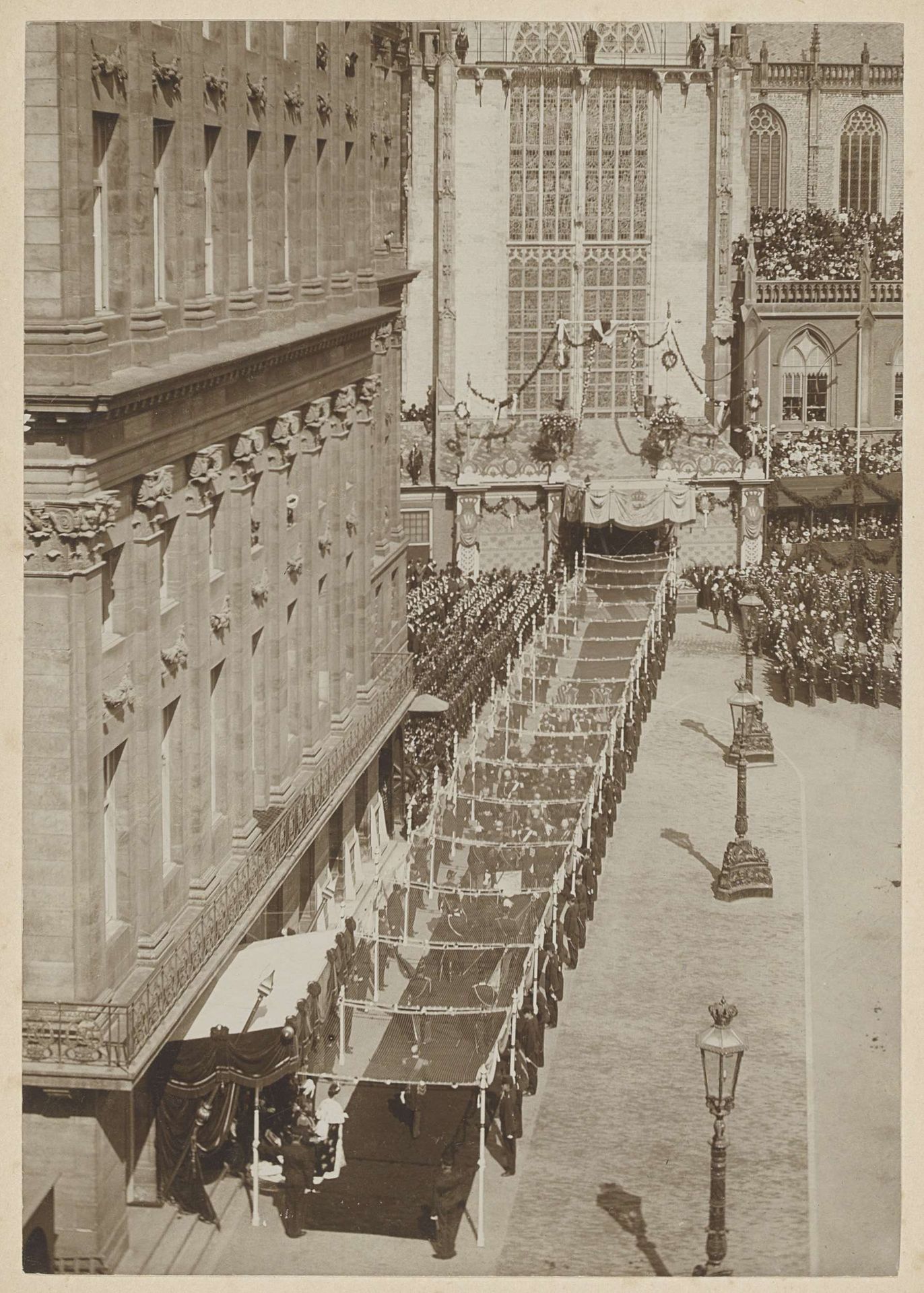Wilhelmina onder het baldakijn op de Dam by Guy de Coral & Co.