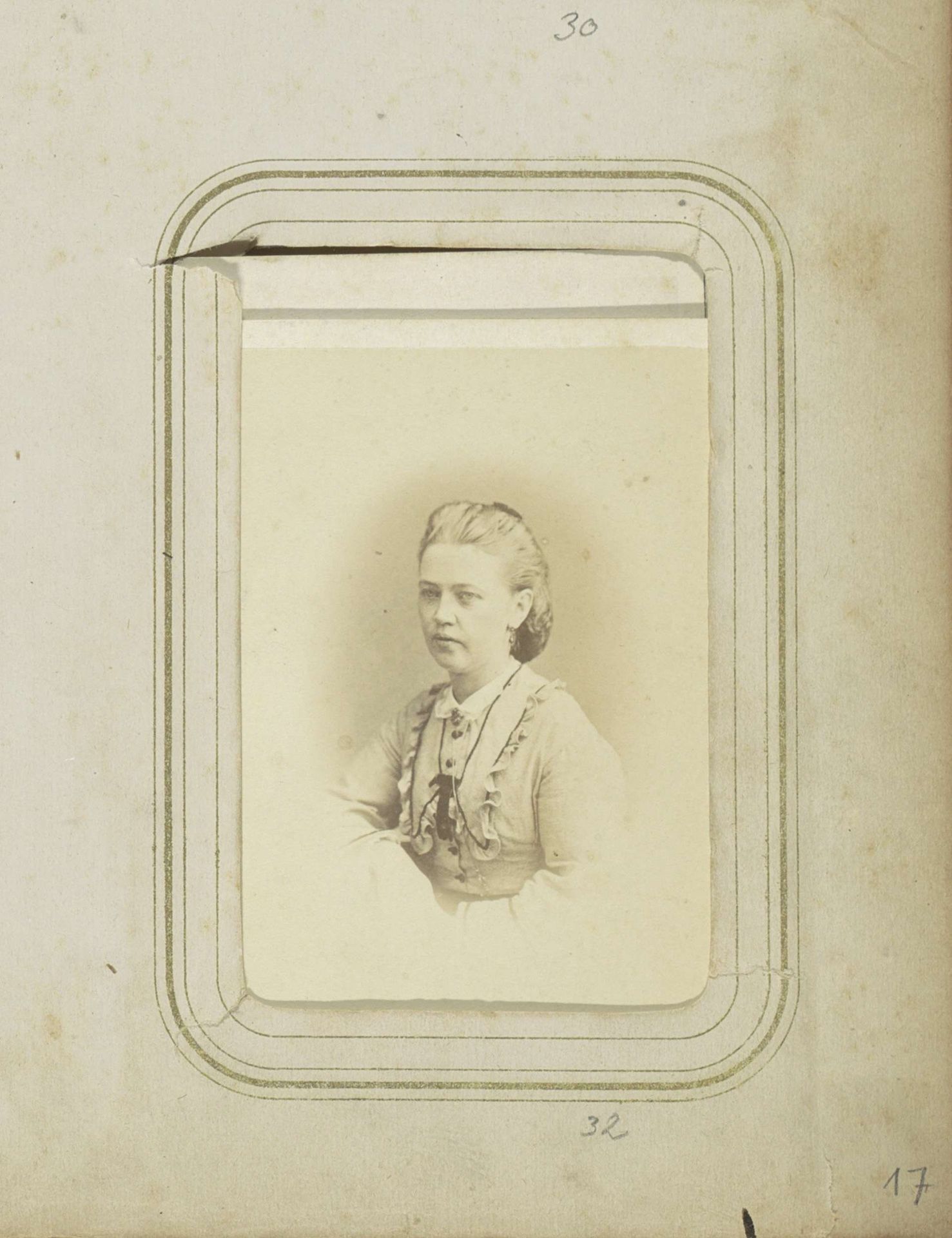 Portret van een vrouw met een jurk en opgestoken haar by Albert Greiner