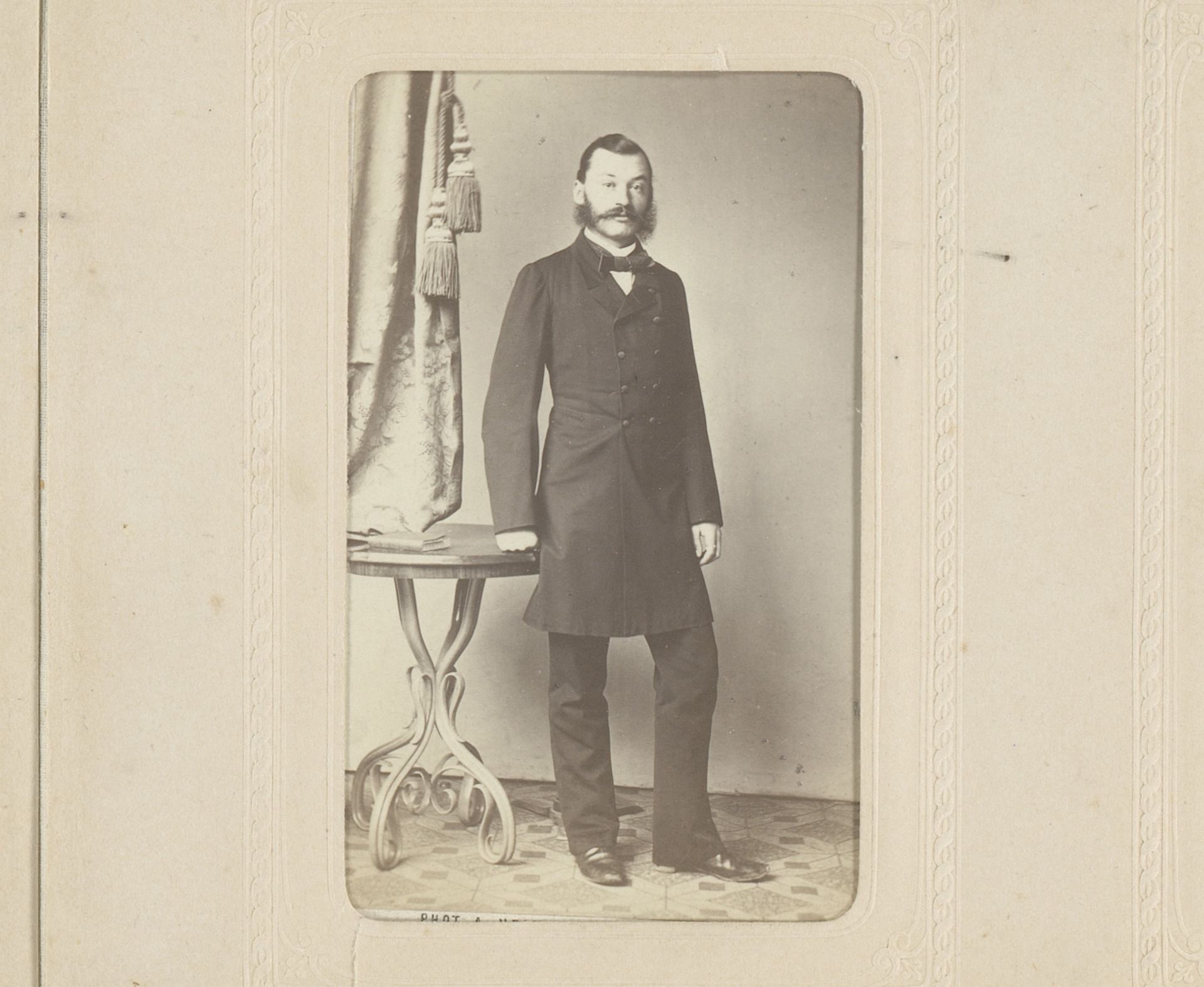 Portret van een man met snor en bakkebaarden, staand bij een tafel by A. Helm