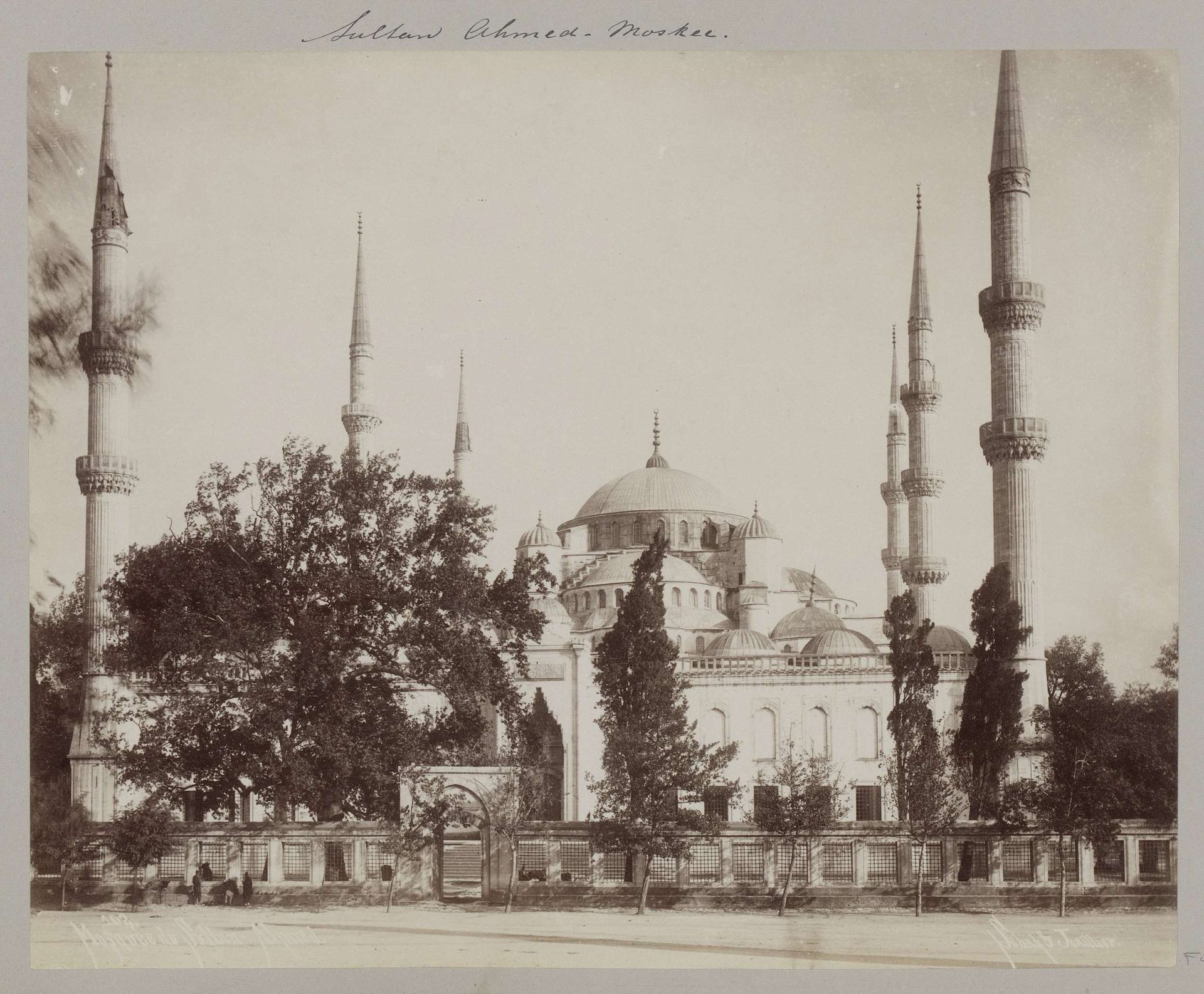 Exterieur van de Sultan Ahmetmoskee in Istanbul by Sébah & Joaillier