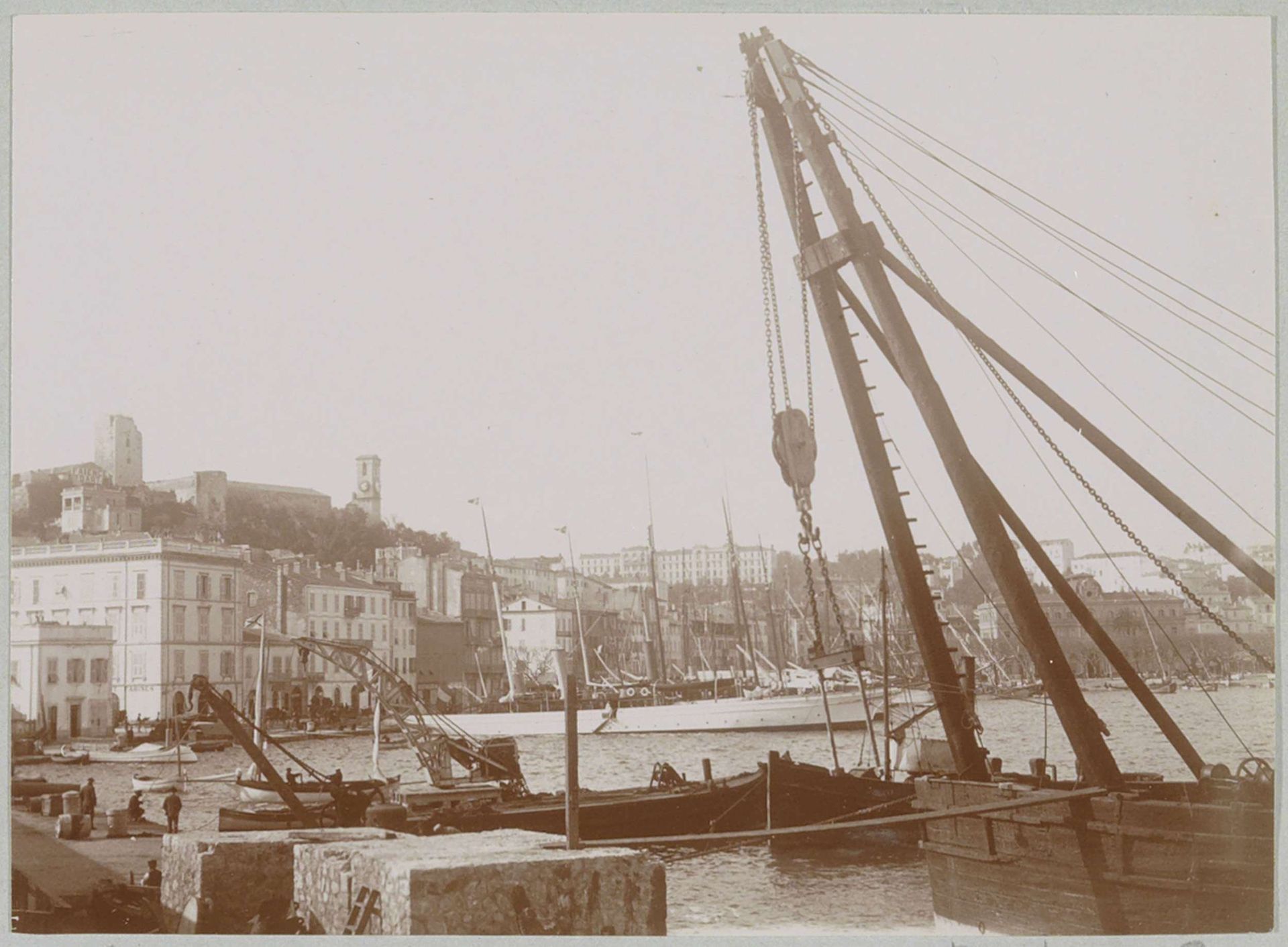 Gezicht op de haven van Cannes by Delizy