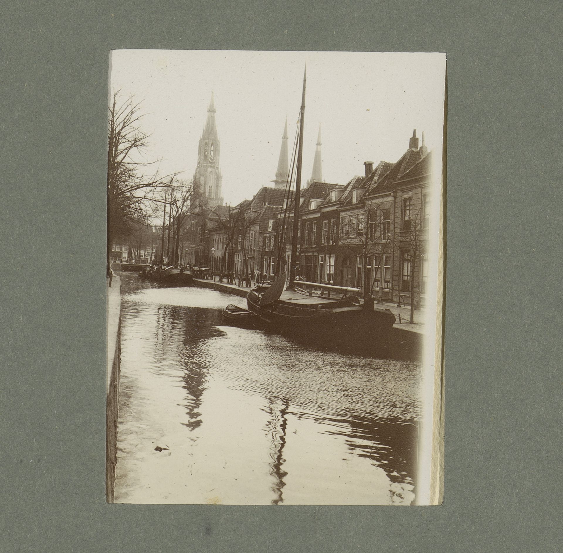 Stadsgezicht met een zeilboot te water by G. Hidderley