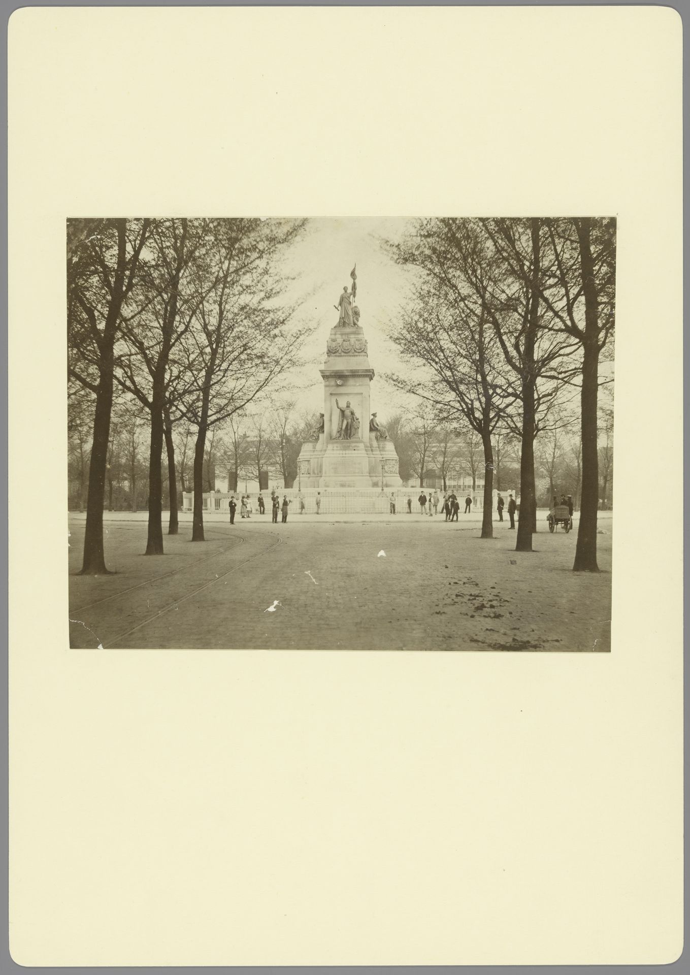 Monument op Plein 1813 te Den Haag by Anonymous