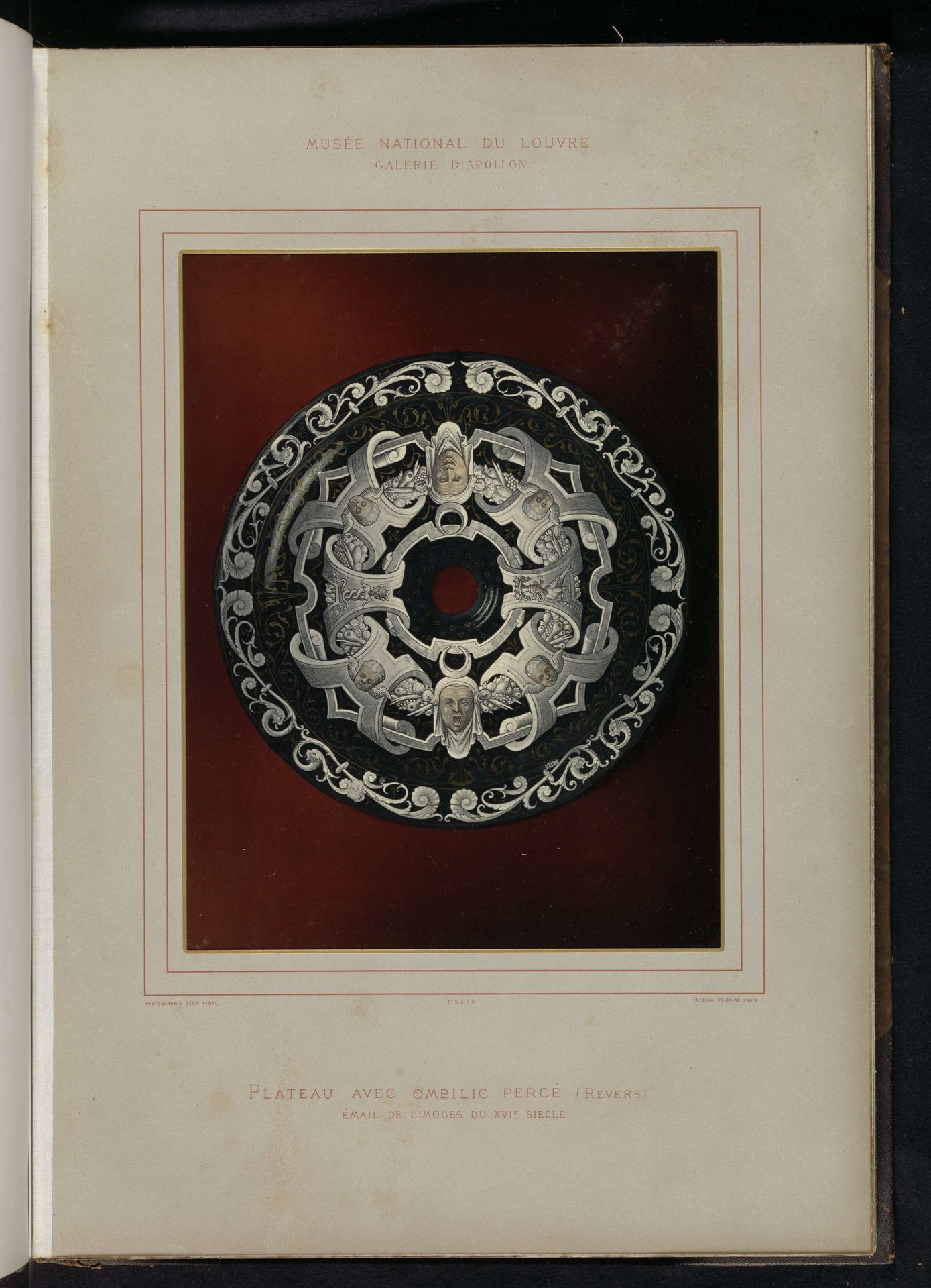 Ronde schotel met in het midden een gat, door Pierre Raymond gedecoreerd met hoofden en cherubijnen by Léon Vidal