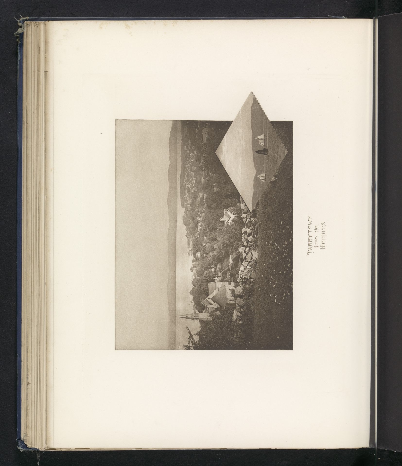 Gezicht op Tarrytown en schepen op de Hudson by J.L. Williams