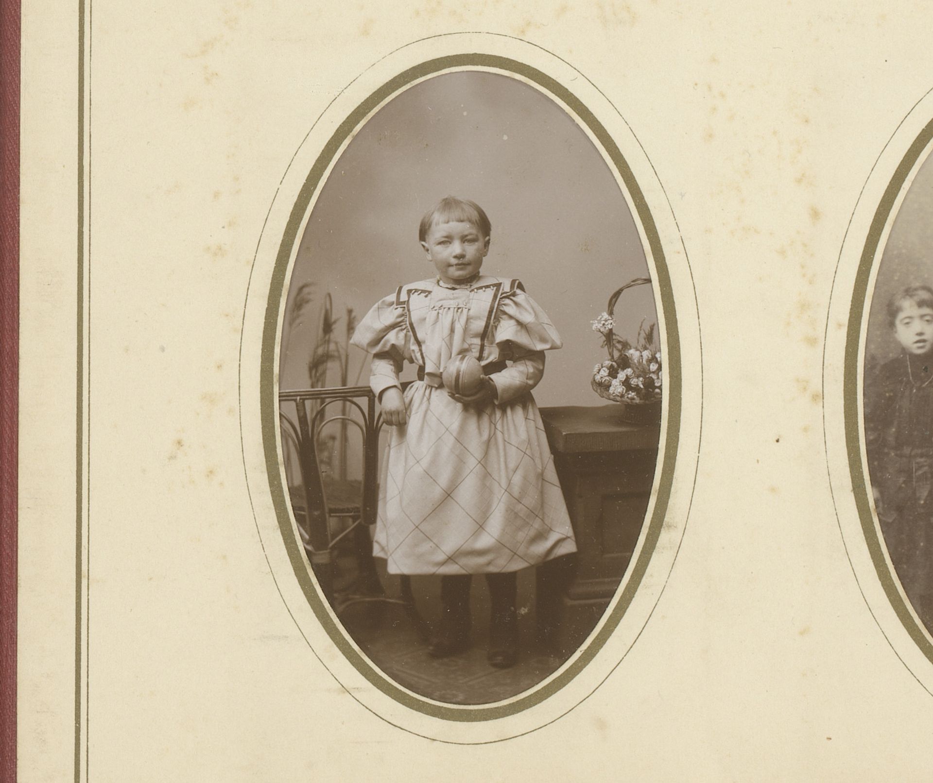 Portret van een staand meisje by Johan Gerard Lubbers