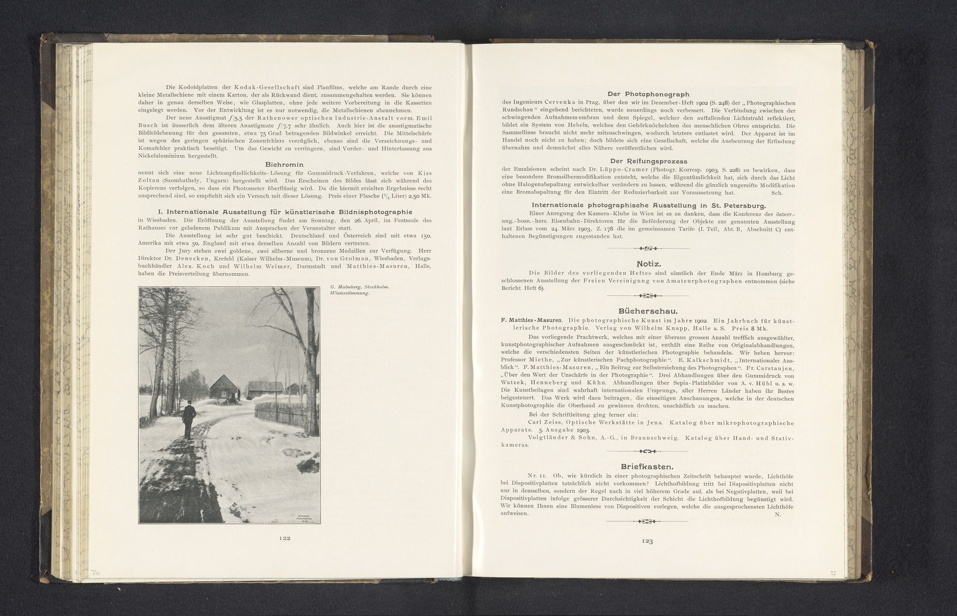 Man op een landweg in de sneeuw, met op de achtergrond een huis by Gunnar Malmberg