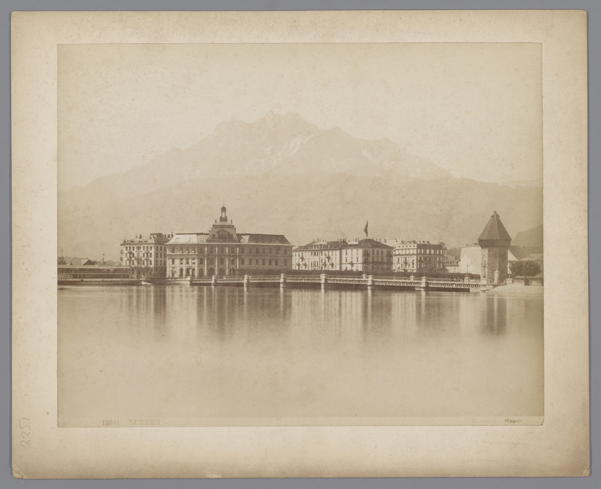 Gebouwen en de kapelbrug gezien vanaf het Vierwoudstrekenmeer te Luzern, Zwitserland by Giorgio Sommer