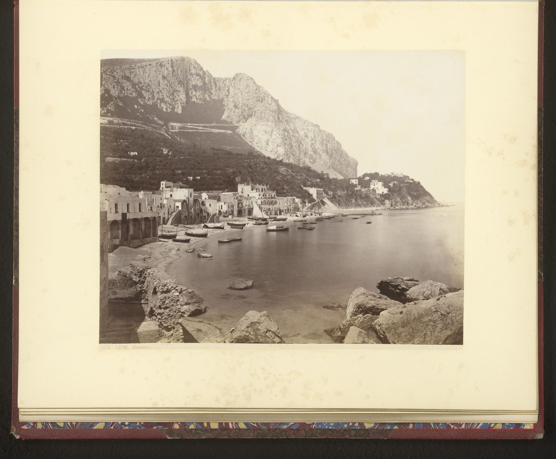 Gezicht op de haven van Capri by Giorgio Sommer