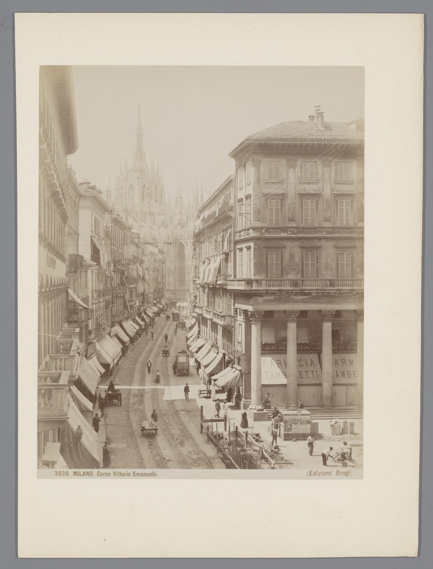 Gezicht op de Corso Vittorio Emanuele te Milaan, Italië by Giacomo Brogi