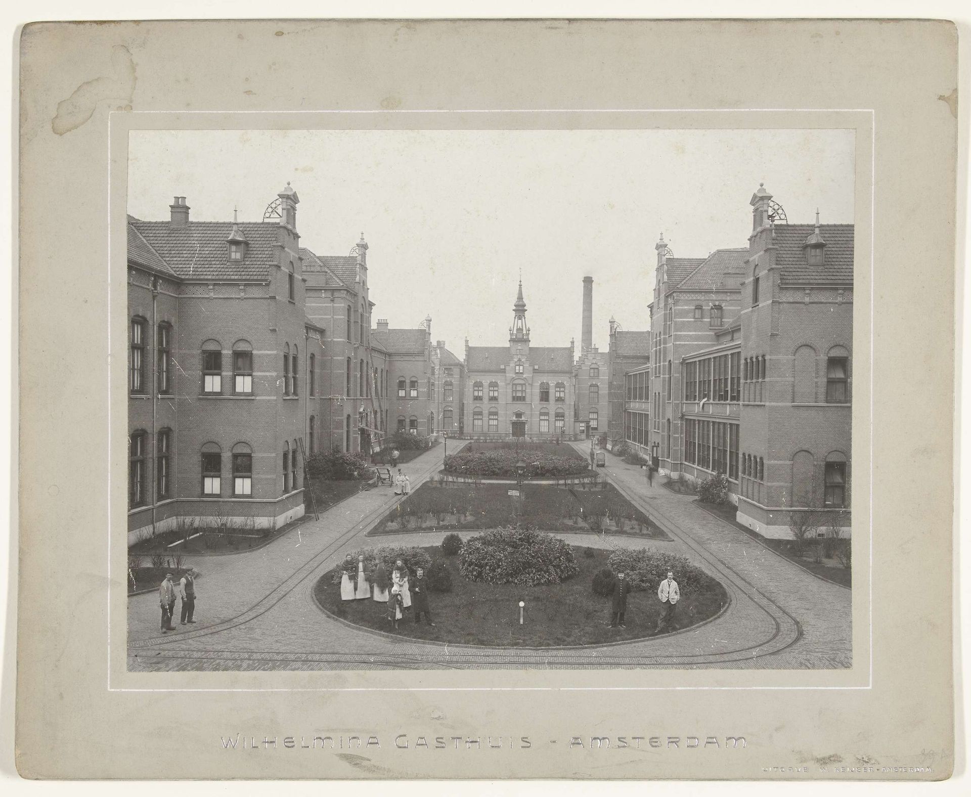 Binnenplaats van het Wilhelmina Gasthuis in Amsterdam Oud West by Anonymous