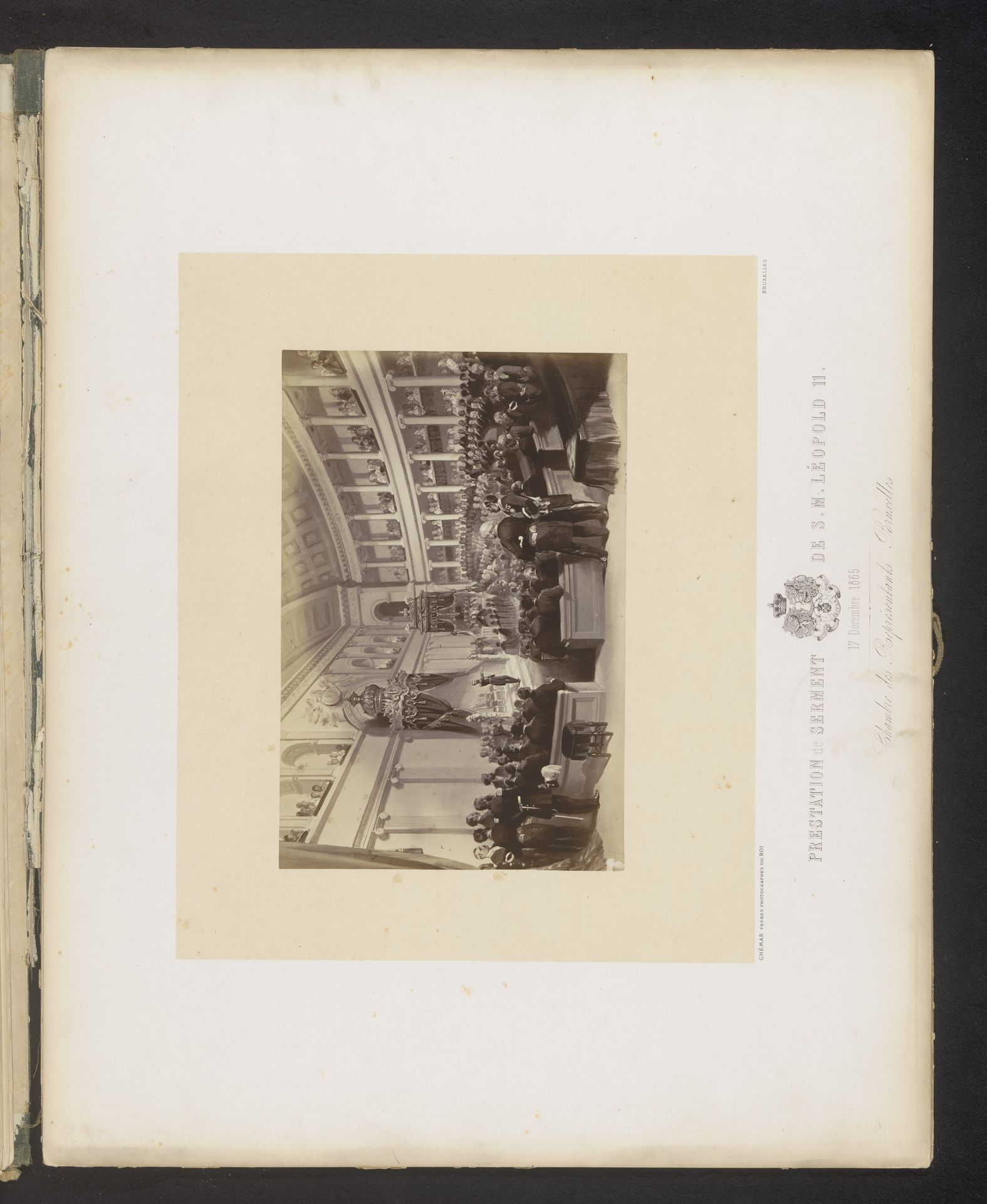 Fotoreproductie van een ontwerp van Léopold II van België die de eed aflegt tijdens zijn inhuldiging op 17 december 1865 in Brussel by Ghémar Frères