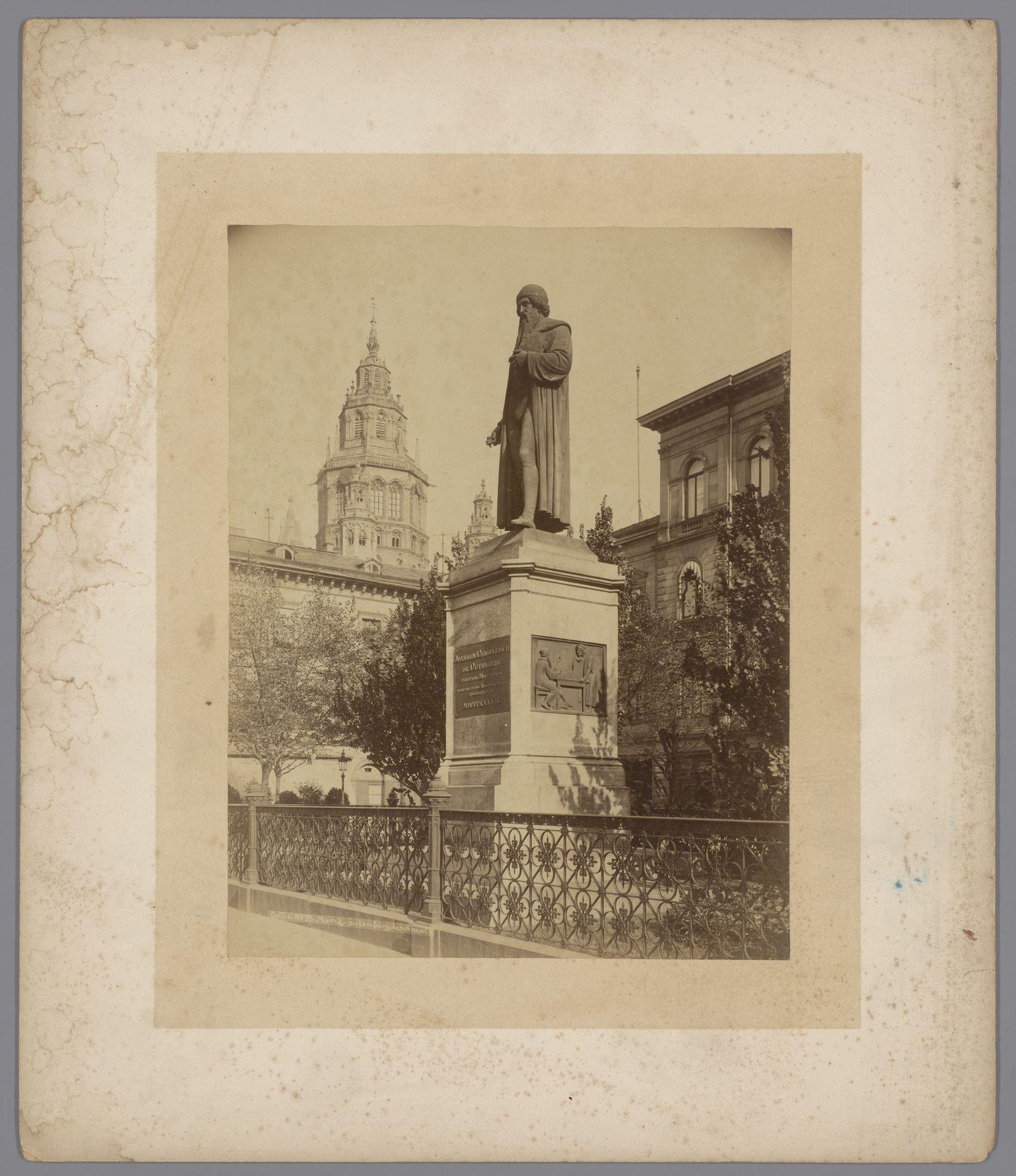 Gutenbergdenkmal en de Dom, Mainz, Duitsland by K