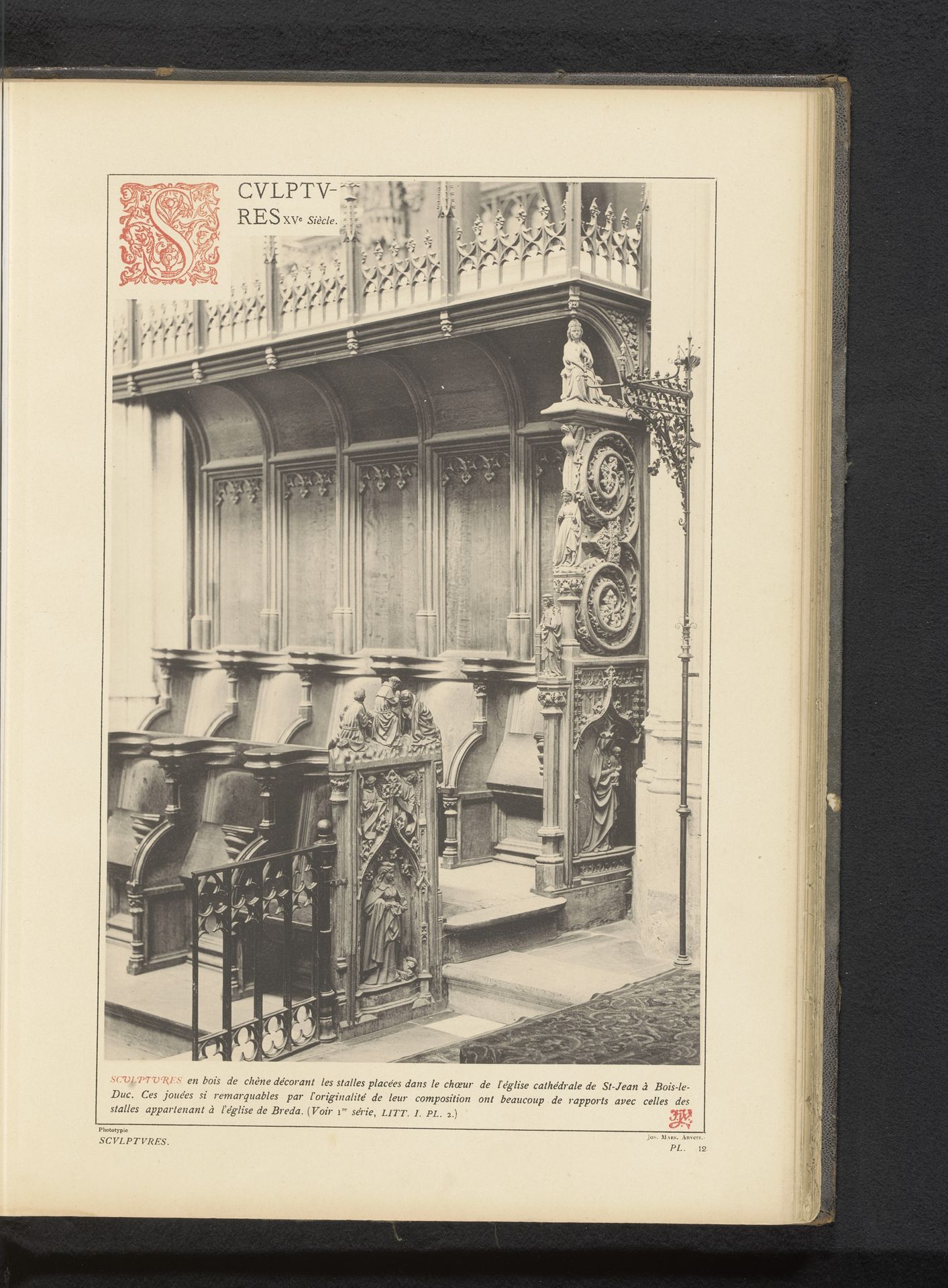 Eikenhouten gedecoreerde koorbanken in de Sint-Janskathedraal te Den Bosch by Anonymous
