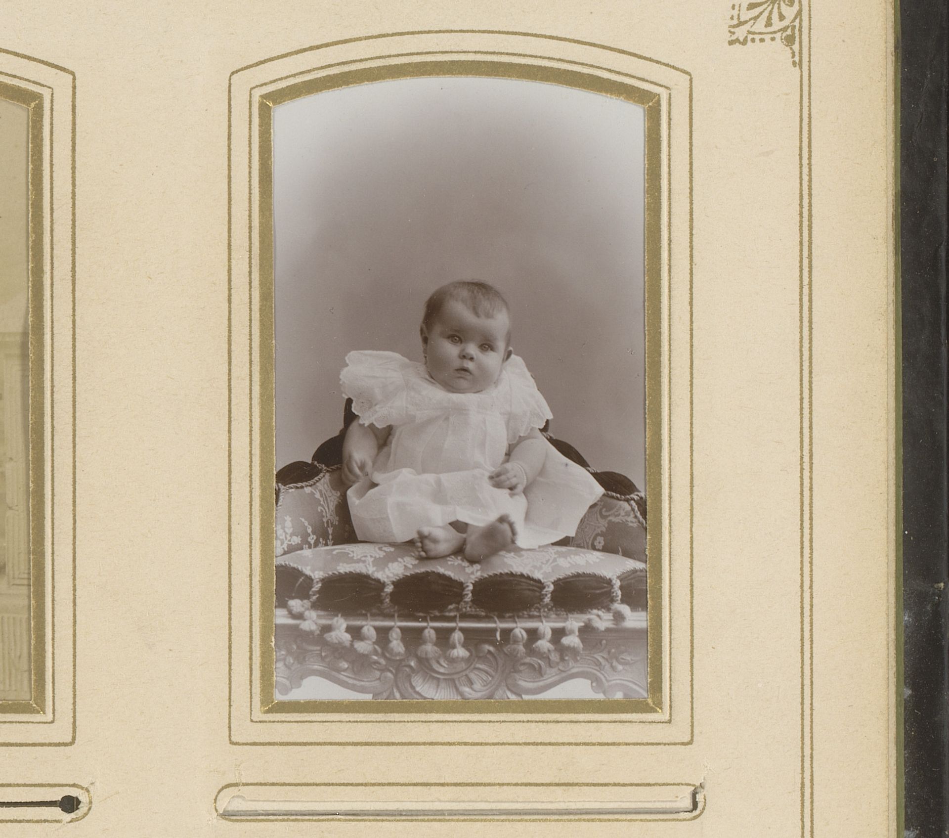 Portret van een zittende baby by Machiel Hendricus Laddé