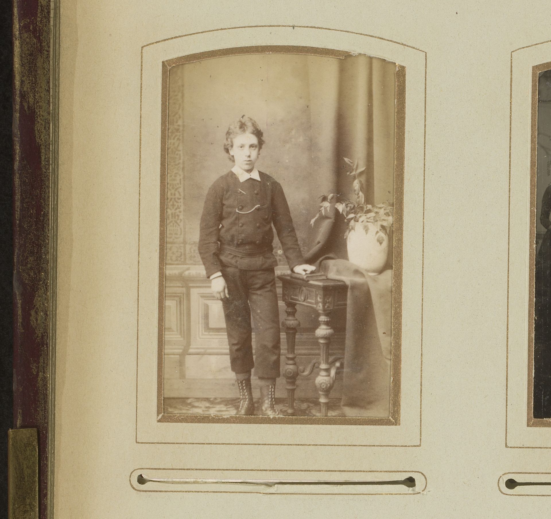 Portret van een jongen, staand bij een tafel by Photographie Française (Amsterdam)