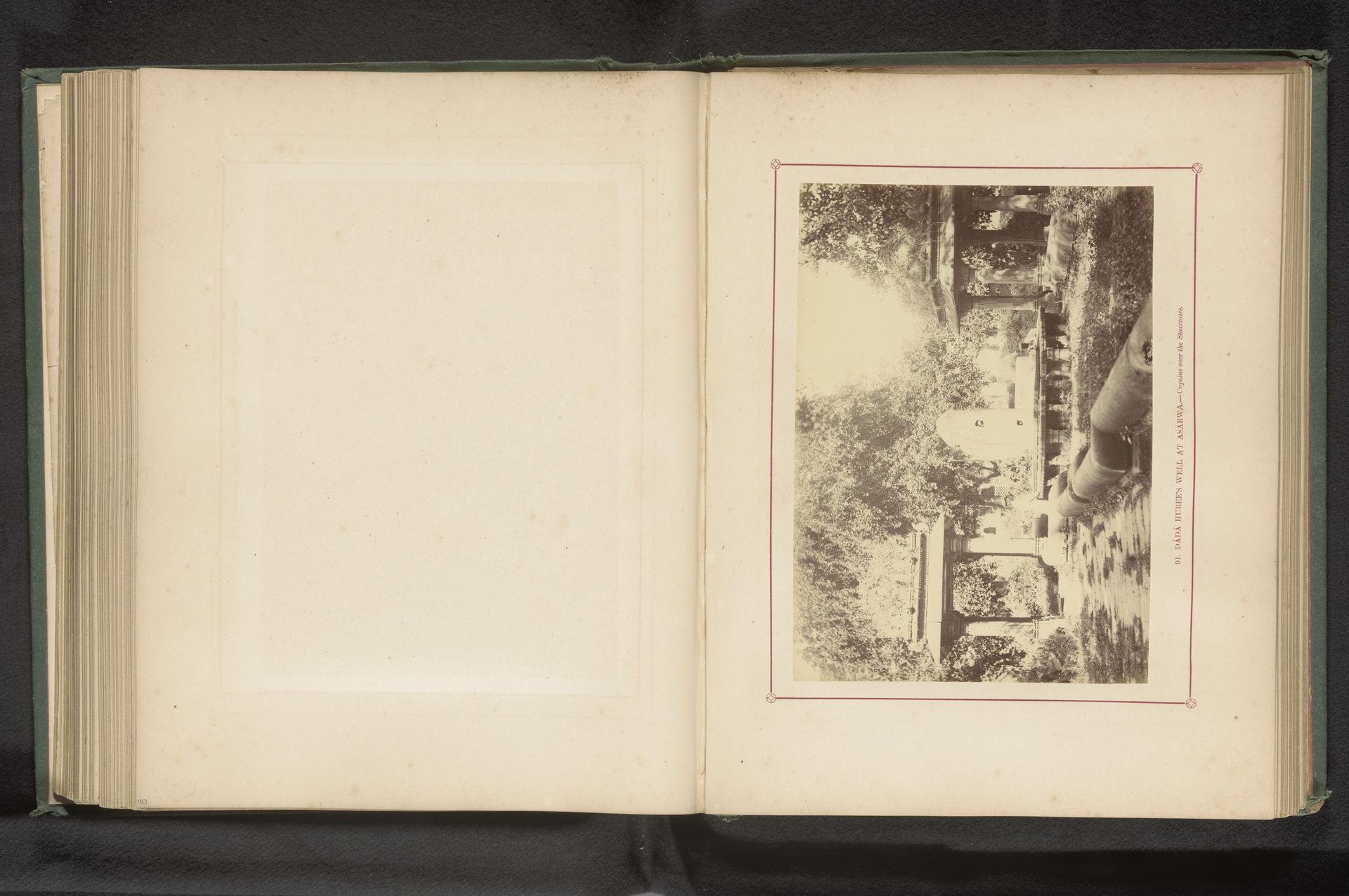 Gezicht op de Dada Harirbron in Ahmedabad by Thomas Biggs