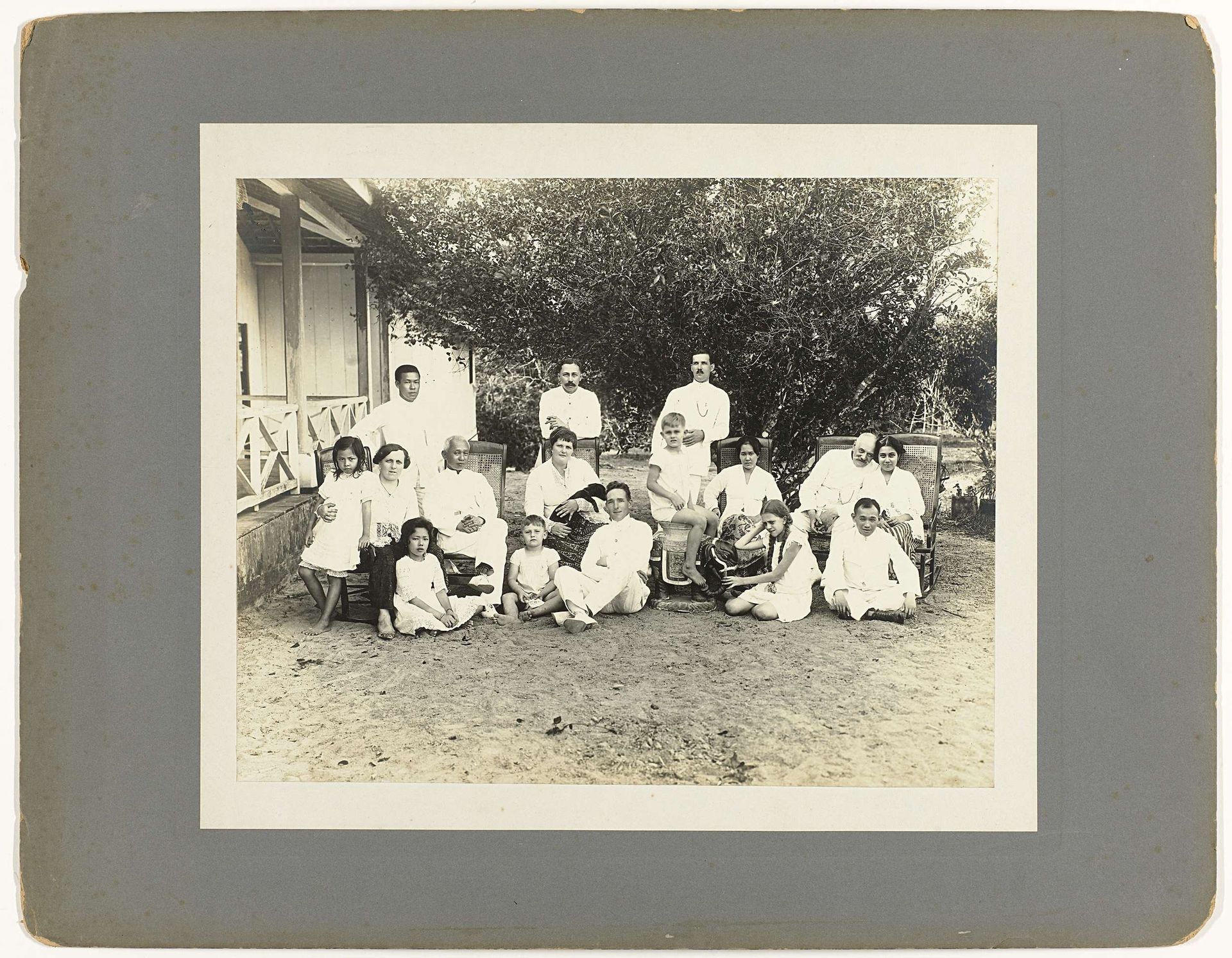 Portret van familie Boers met personeel by Anonymous