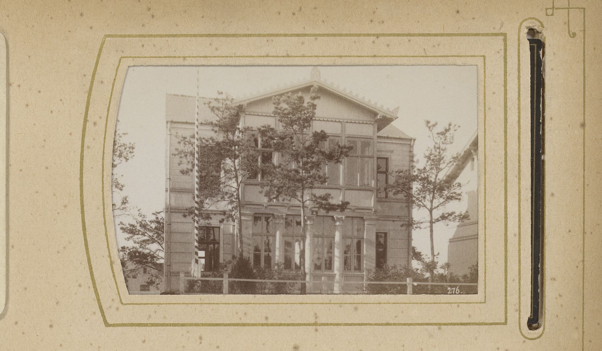 Gezicht op een gebouw in Ahlbeck, Duitsland by Alexander Matthaey