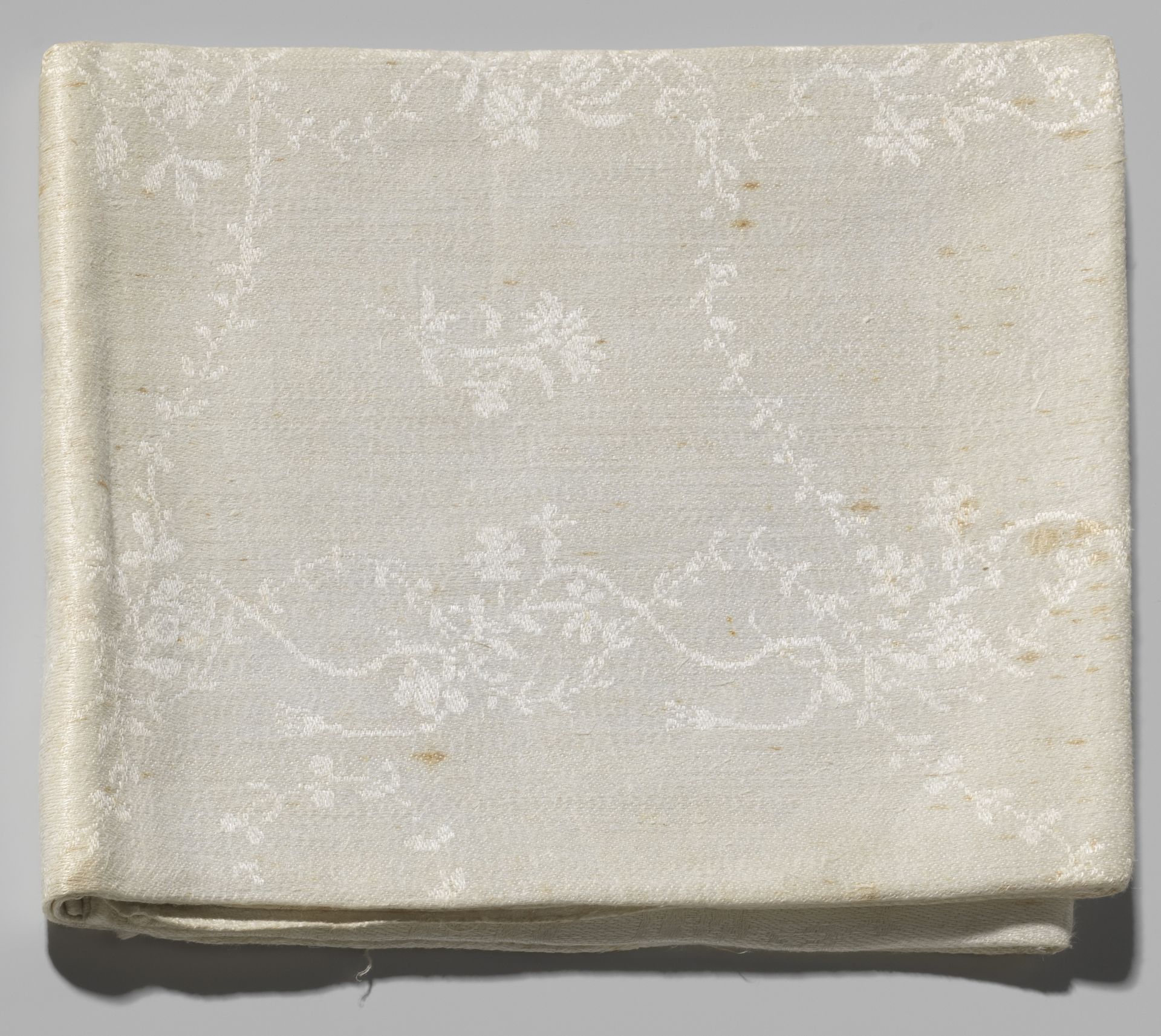 Servet met bloemen en slingers by Anonymous