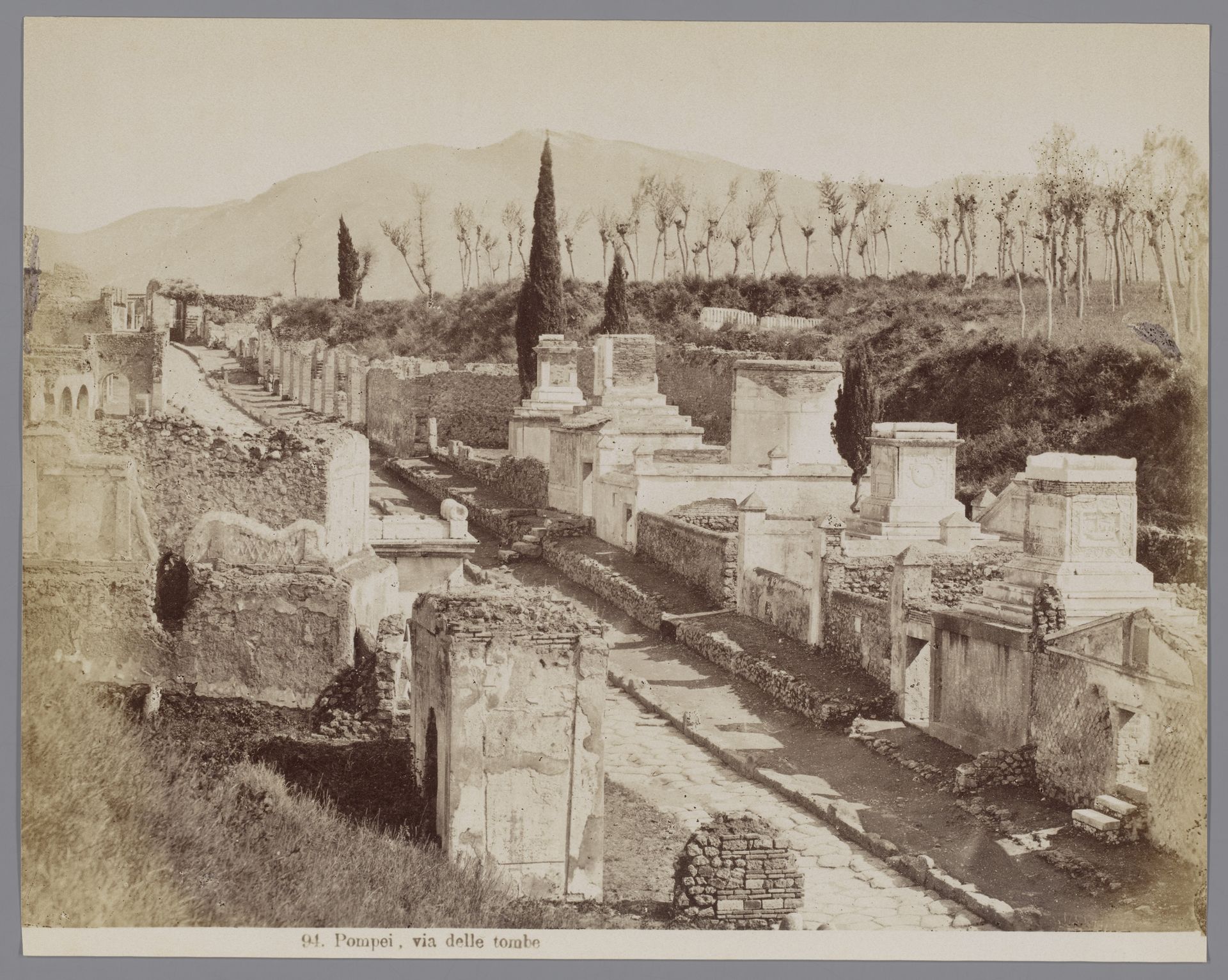 Via delle Tombe in Pompei, op de achtergond de Vesuvius by Anonymous