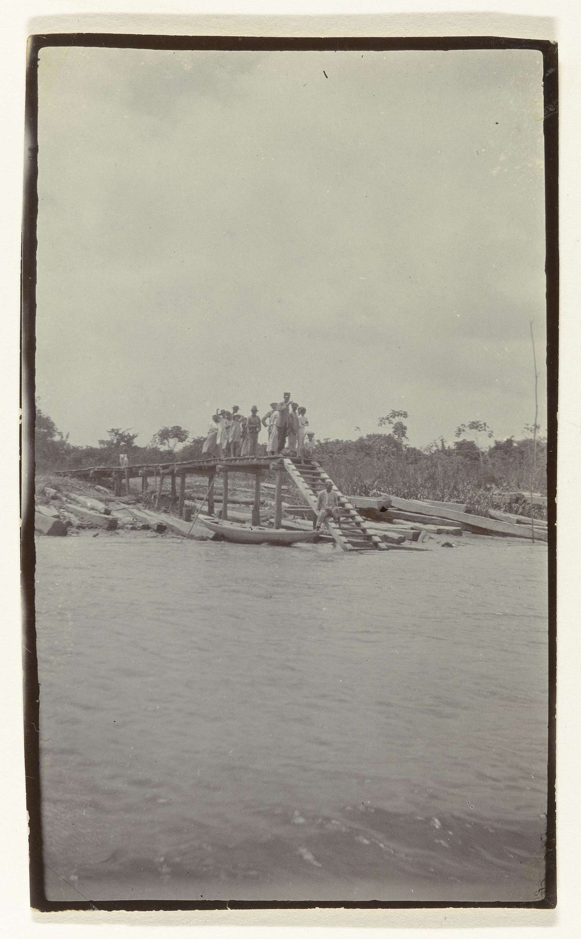 Steiger van de plantage Accaribo, Suriname by Theodoor Brouwers