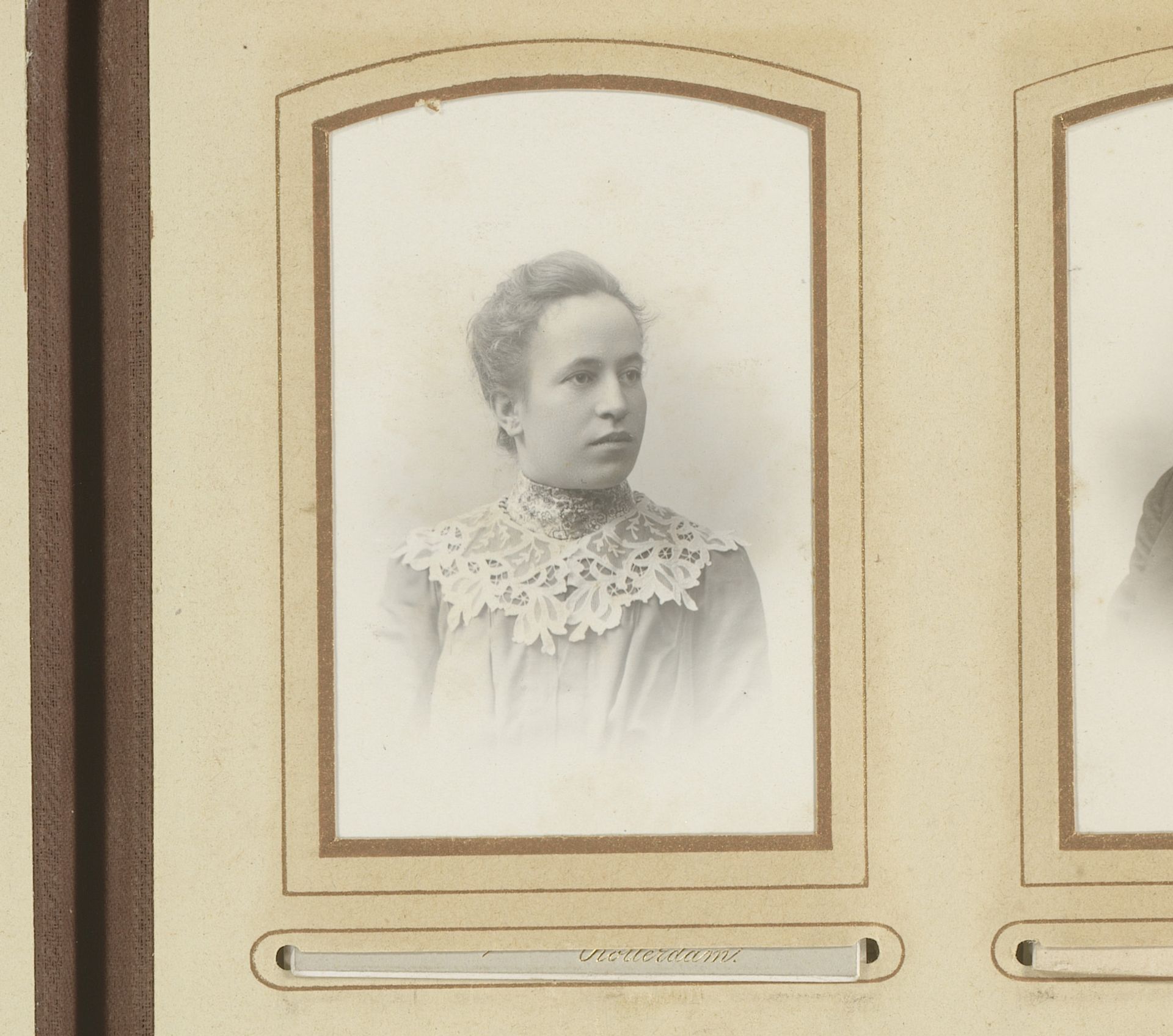 Portret van een vrouw by Jac. & S. Schotel
