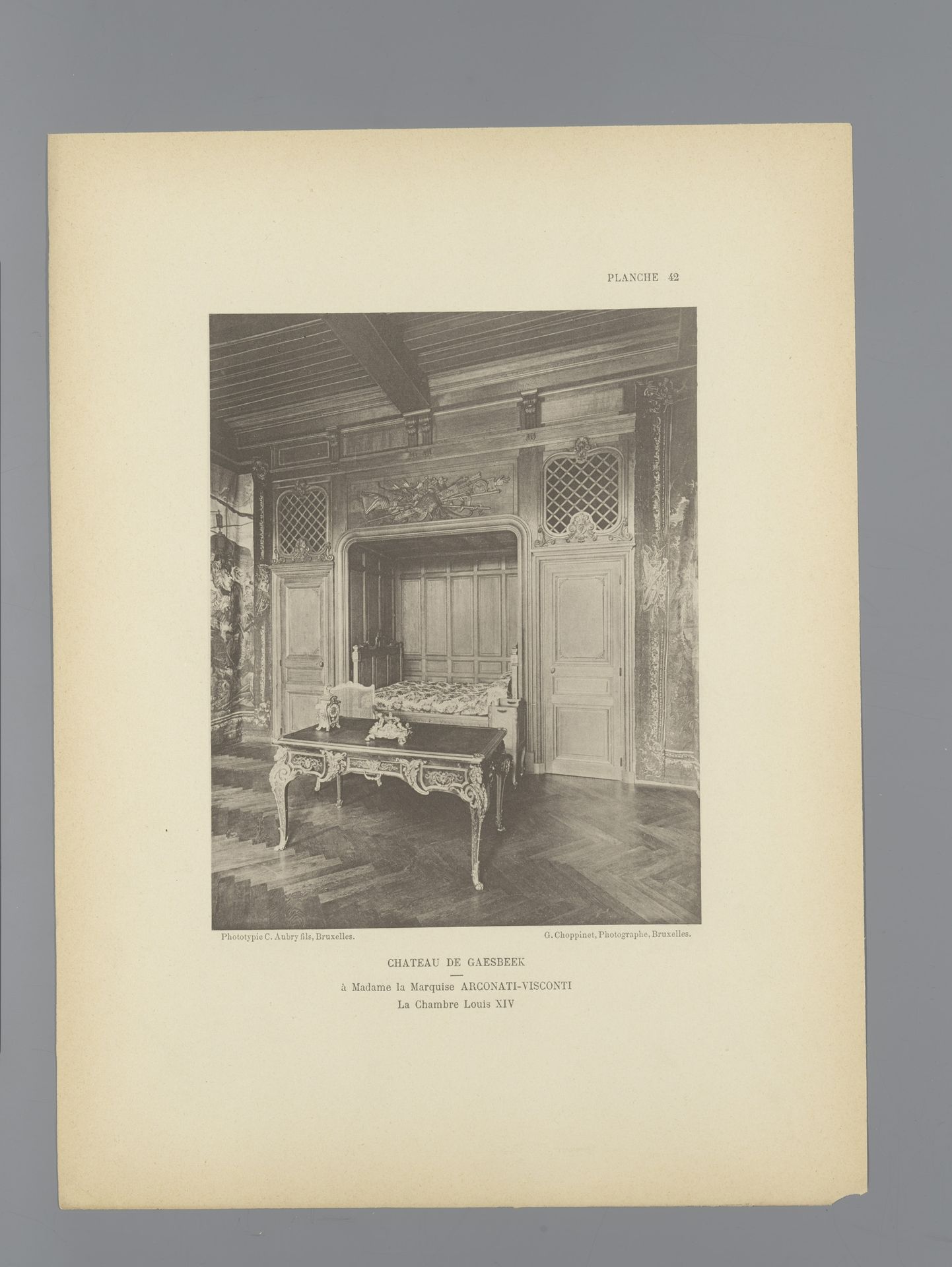 Gezicht op een slaapkamer in de stijl van Lodewijk XIV in het Kasteel van Gaasbeek, België by G. Choppinet