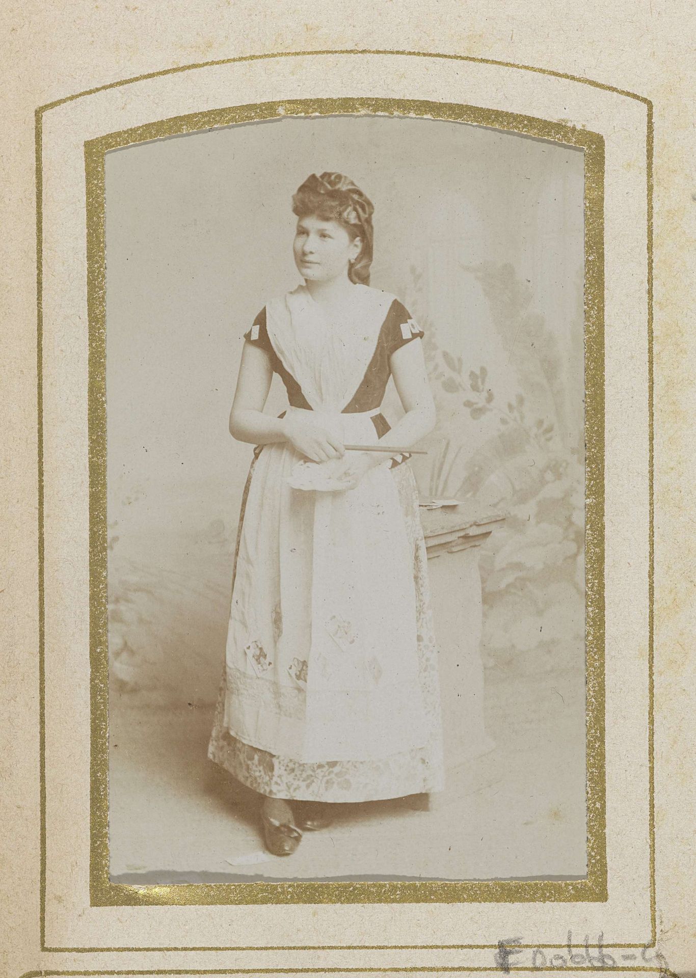 Portret van een staande vrouw in klederdracht by Jan Goedeljee