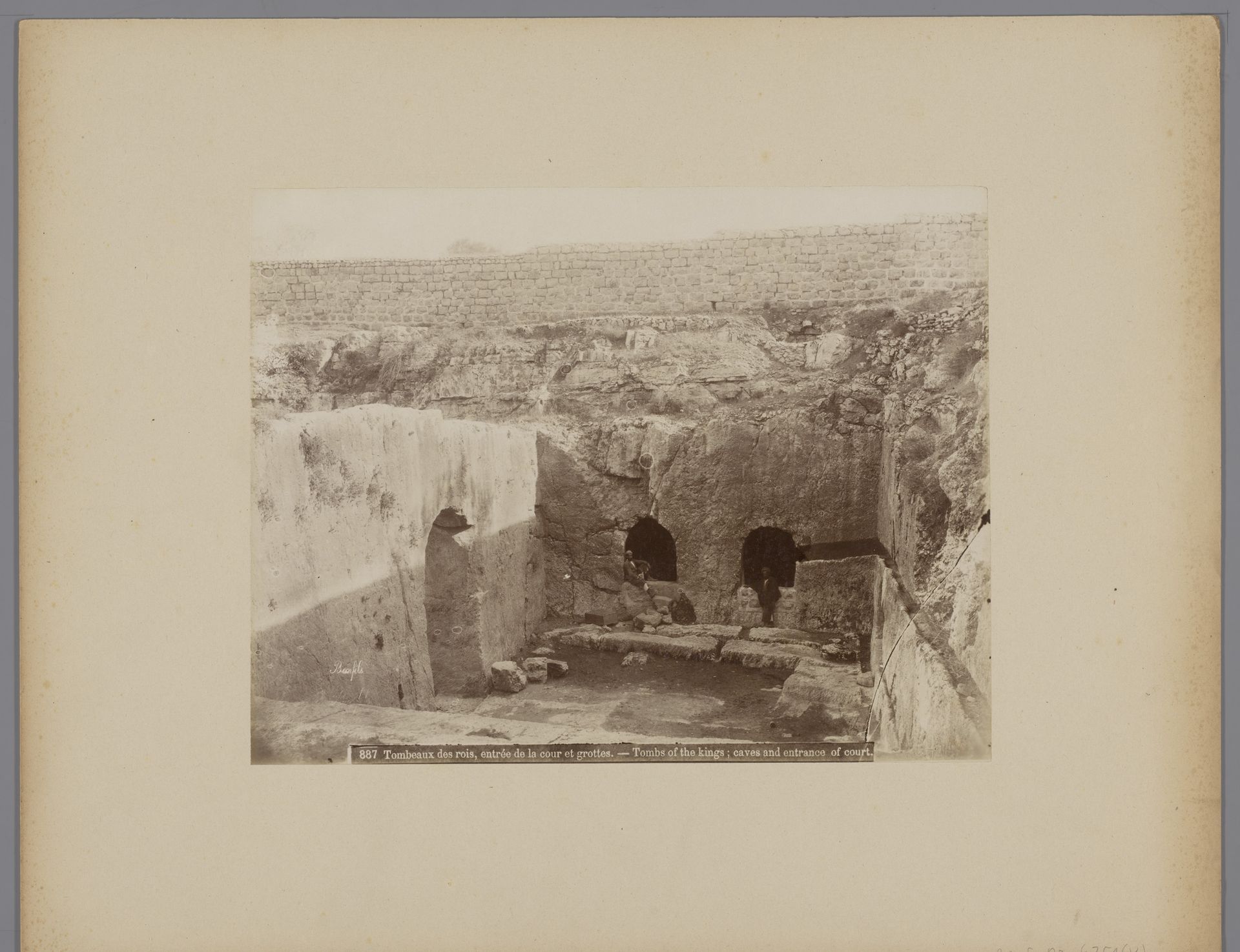Graftomben van de koningen ["Tombeaux des rois, entrée de la cour et grottes/Tombs of the kings; caves and entrance of court"], Jeruzalem, Palestina by Maison Bonfils