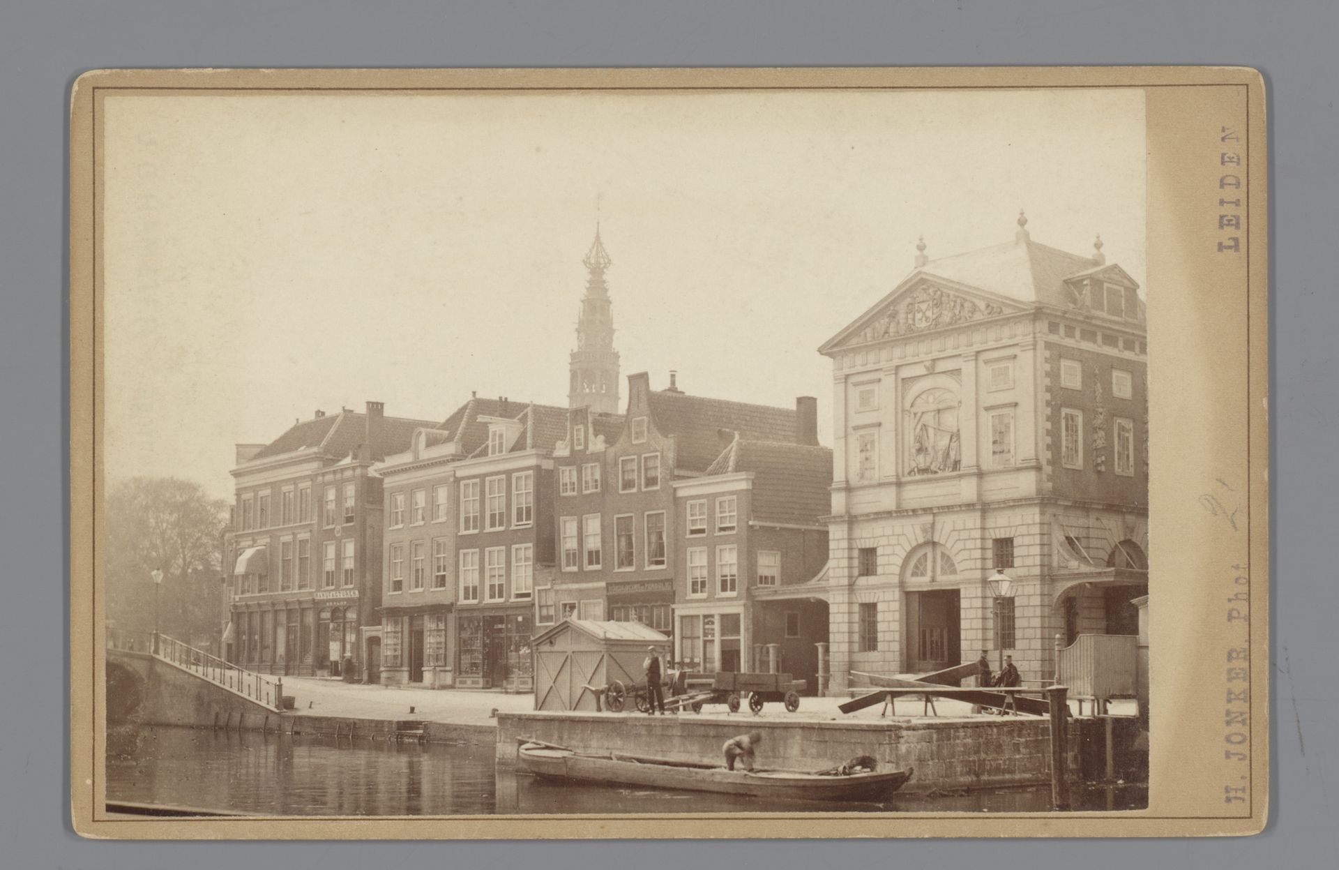Straatgezicht met de Waag en de toren van het stadhuis te Leiden by Hendrik Jonker