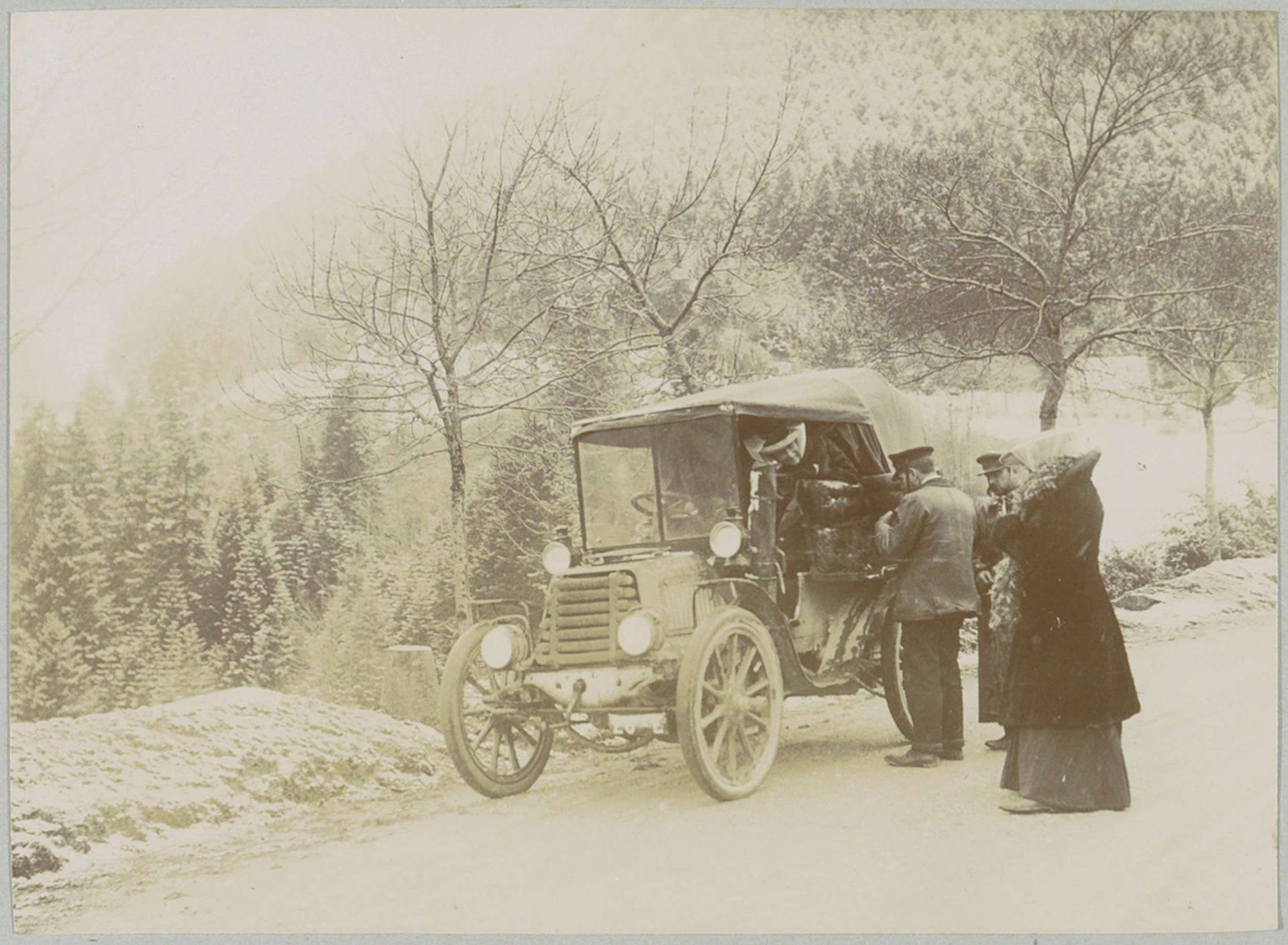 Gezelschap bij een automobiel op een weg, vermoedelijk in de Dauphiné by Delizy