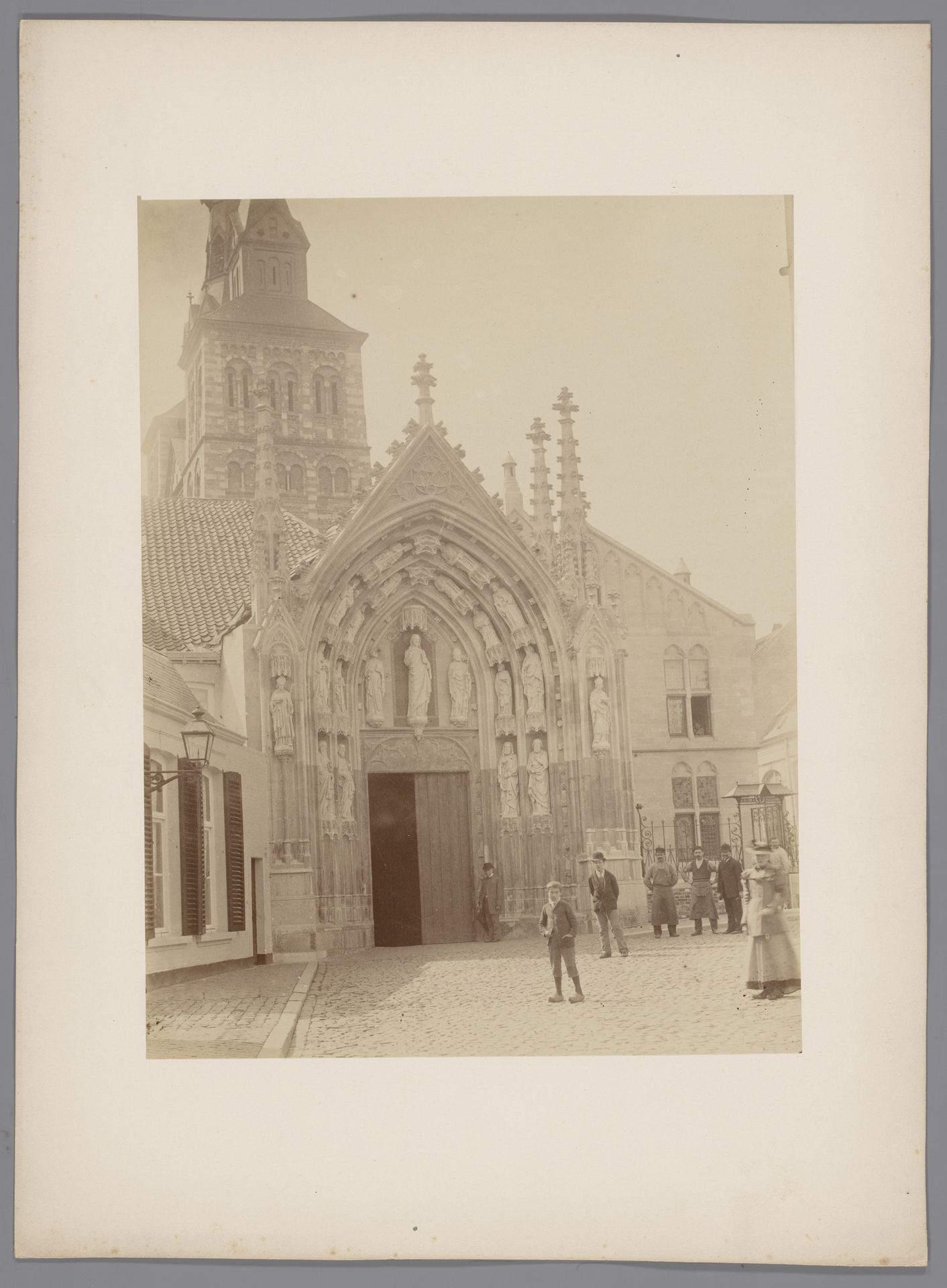 Gezicht op het noordelijk portaal van de Sint-Servaasbasiliek te Maastricht by anoniem (Monumentenzorg)
