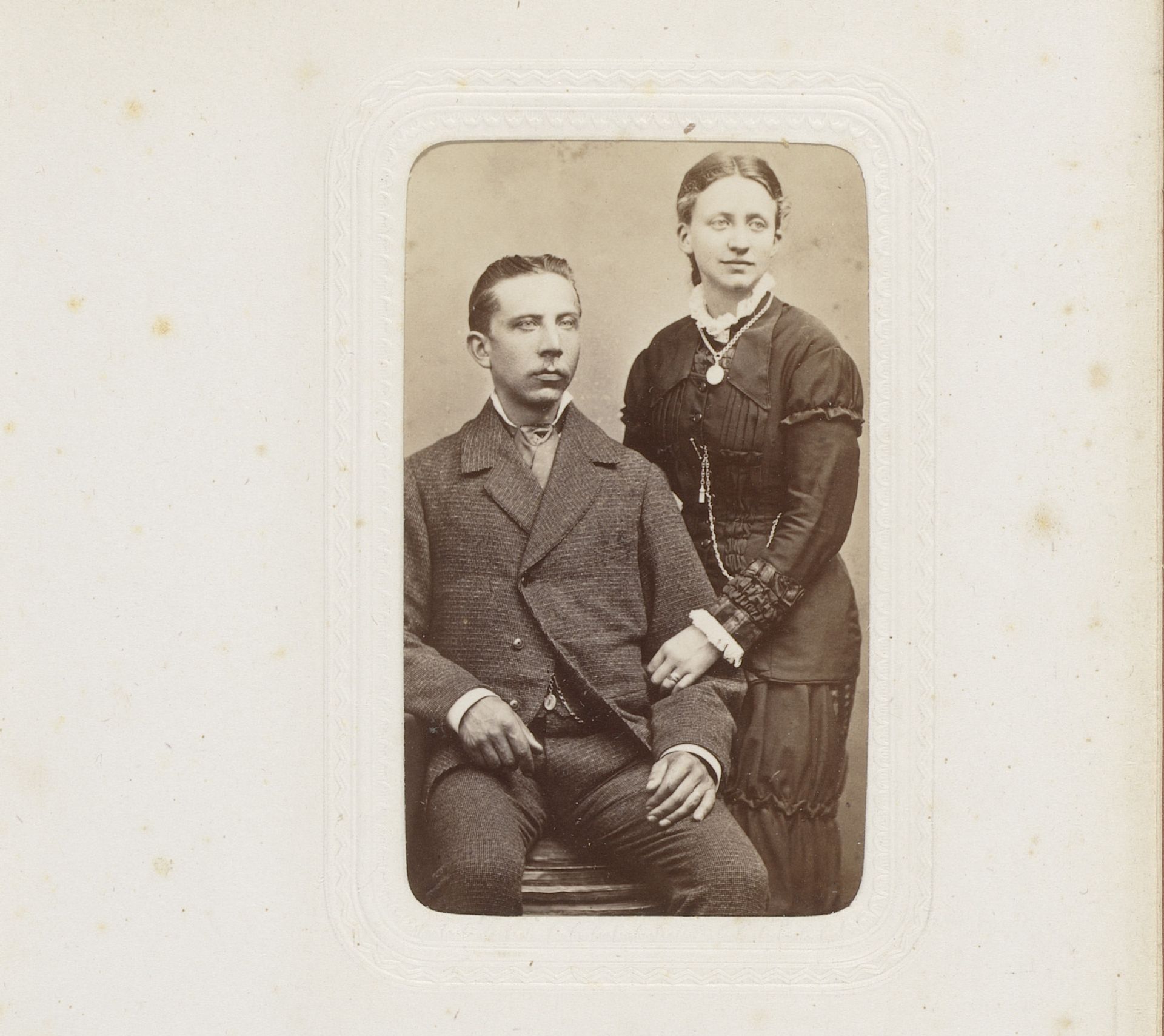 Portret van een staande vrouw en een zittende man by Ernst Wolffram