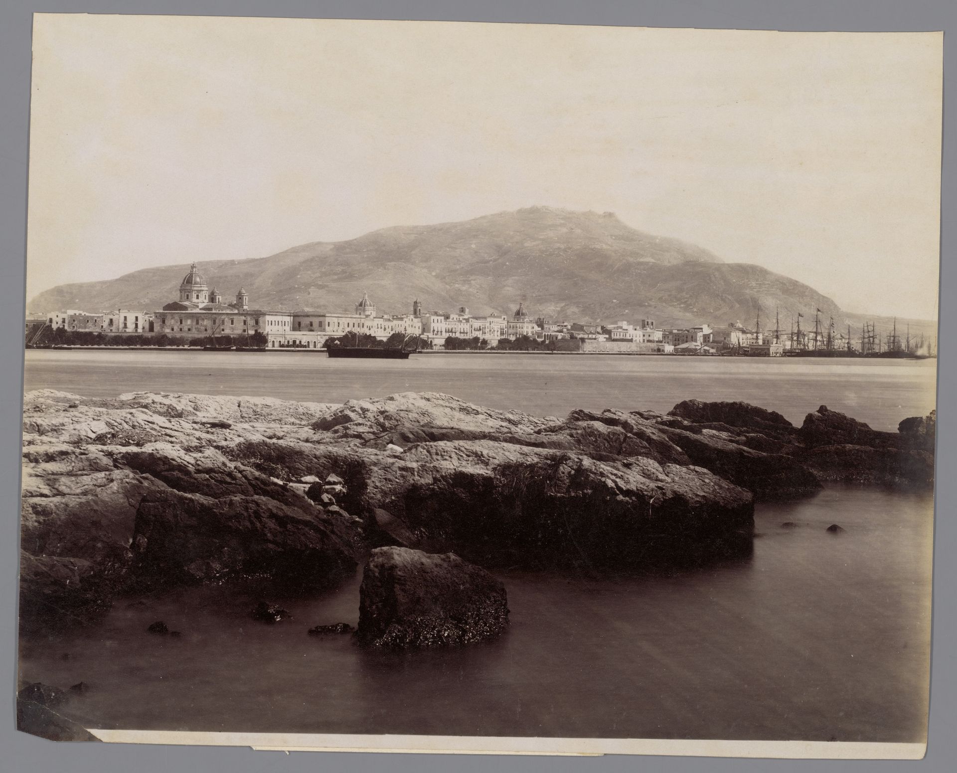 Gezicht op de baai van Trapani, Sicilië by Giorgio Sommer