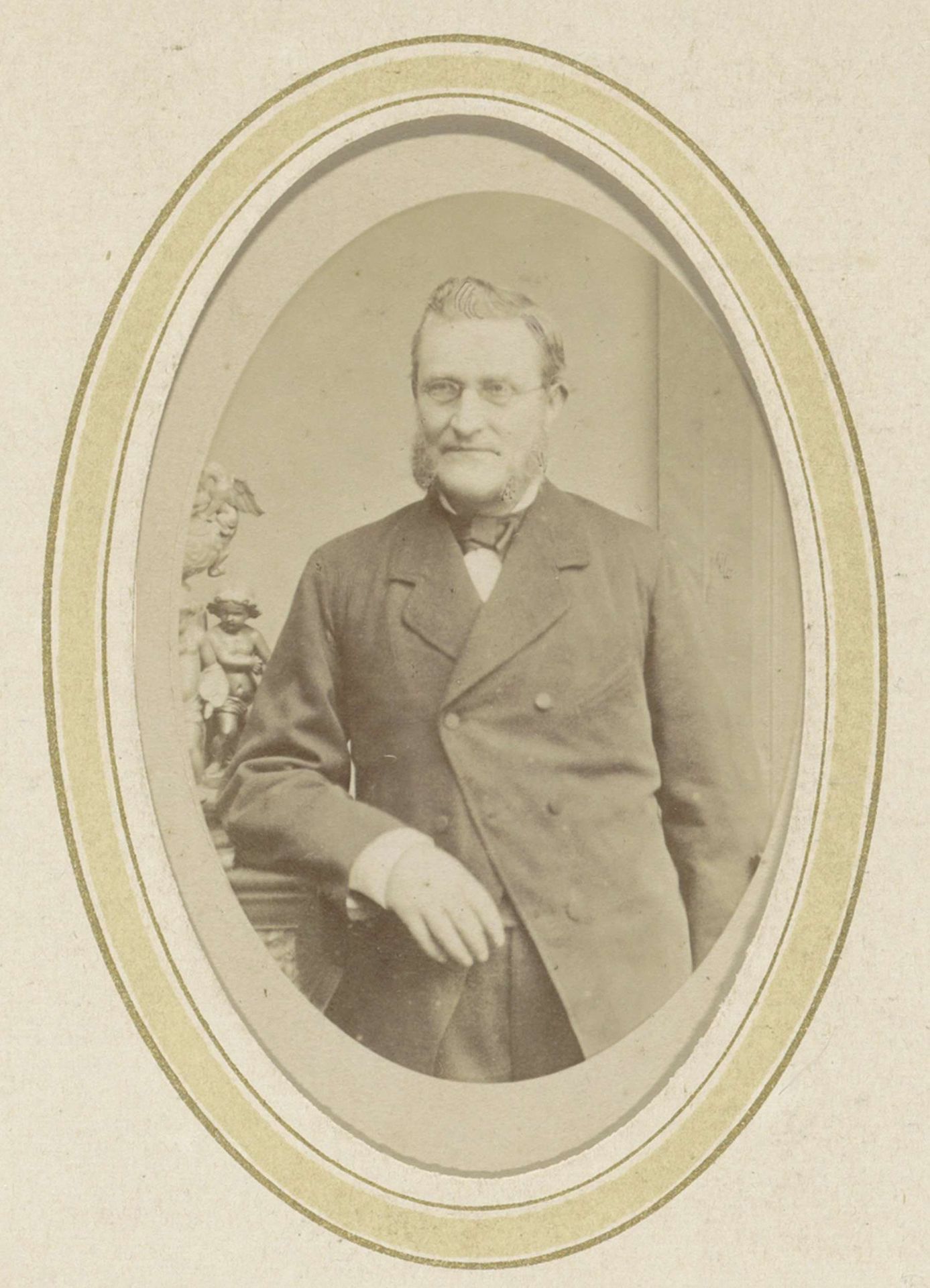 Portret van een leunende man met een baard en een bril by Johannes Ephraim