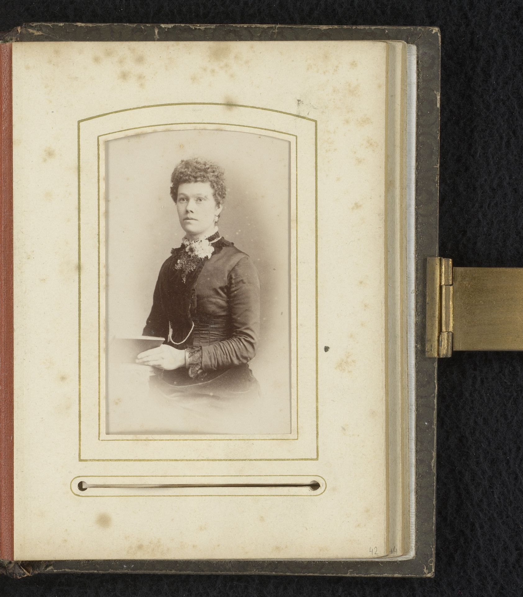 Portret van een vrouw met een boek in de hand by A. & G. Taylor