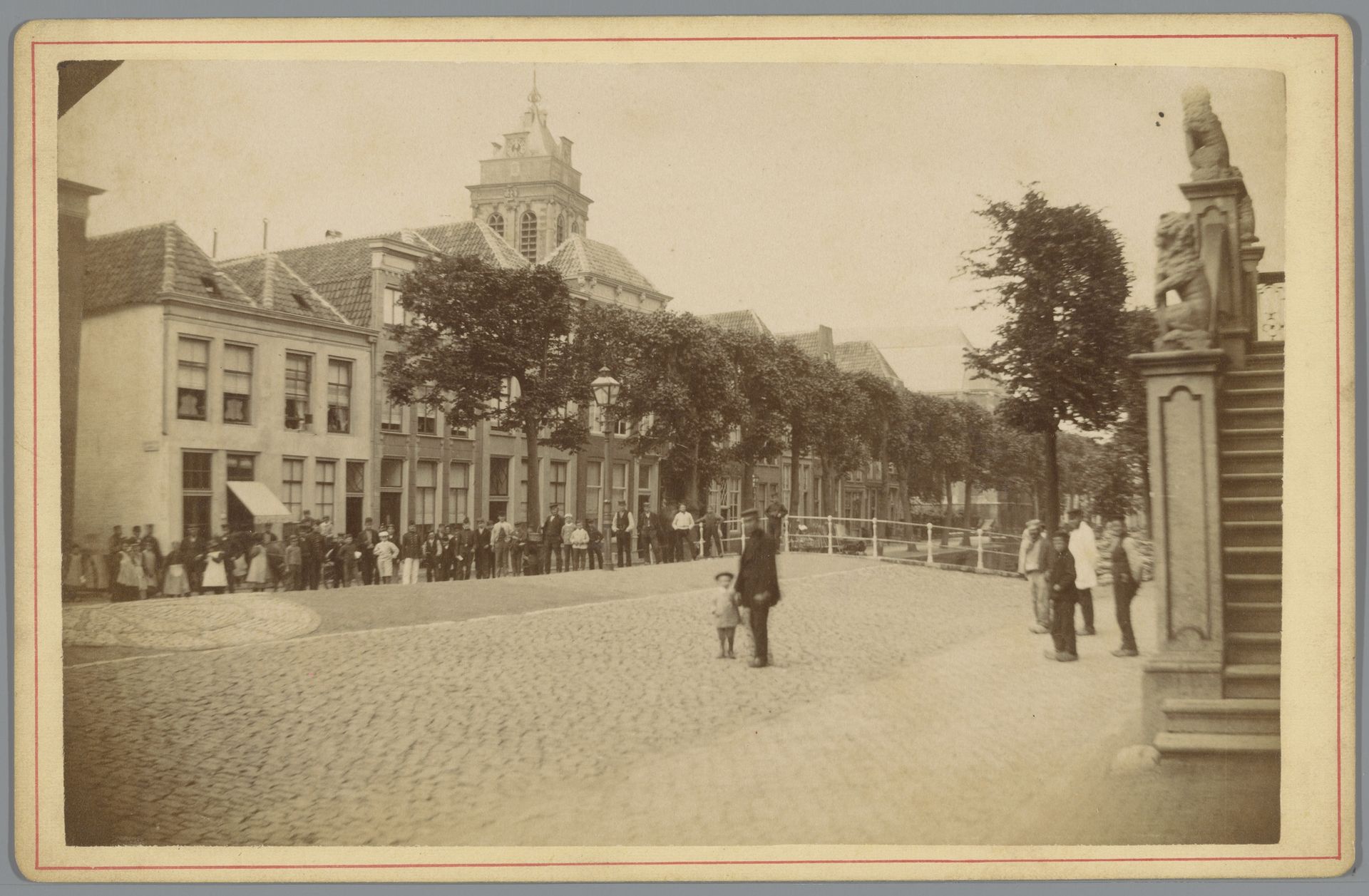 Brug voor het stadhuis van Schoonhoven, gezien richting de Bartholomeüskerk by Lodewijk Hendrikus Serré