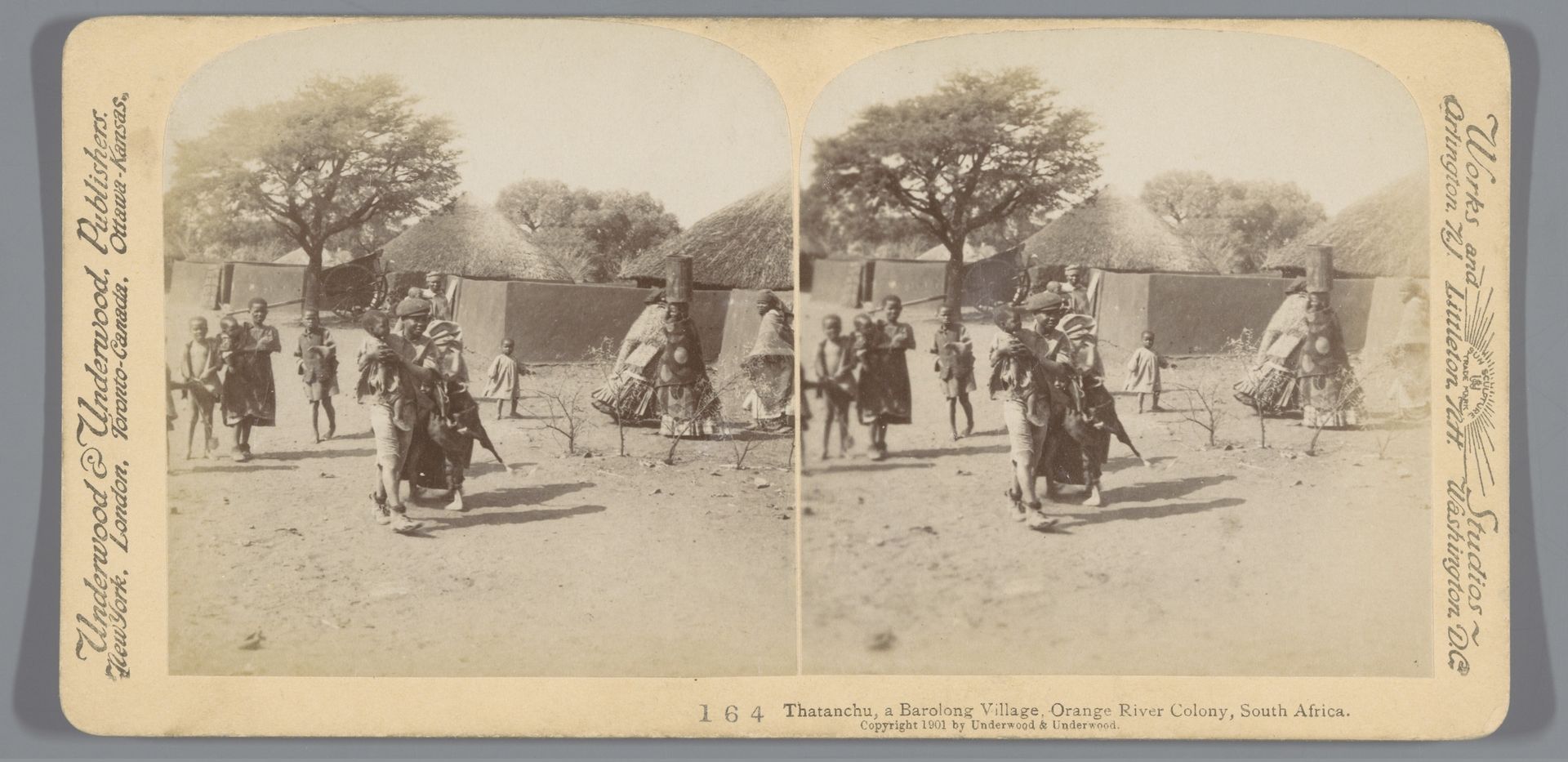 Gezicht op een dorp met Barolong bewoners in de Oranjerivierkolonie in Zuid-Afrika by Underwood & Underwood