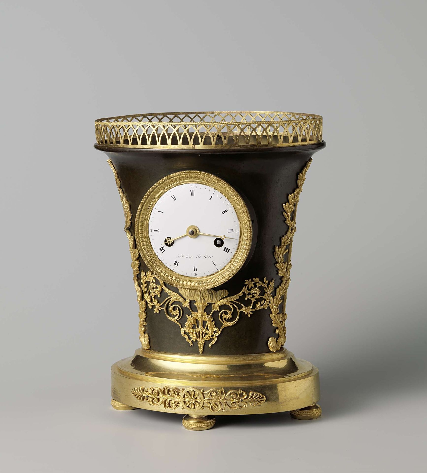 Pendule in de vorm van een ovale mand by Jacques Bollengier