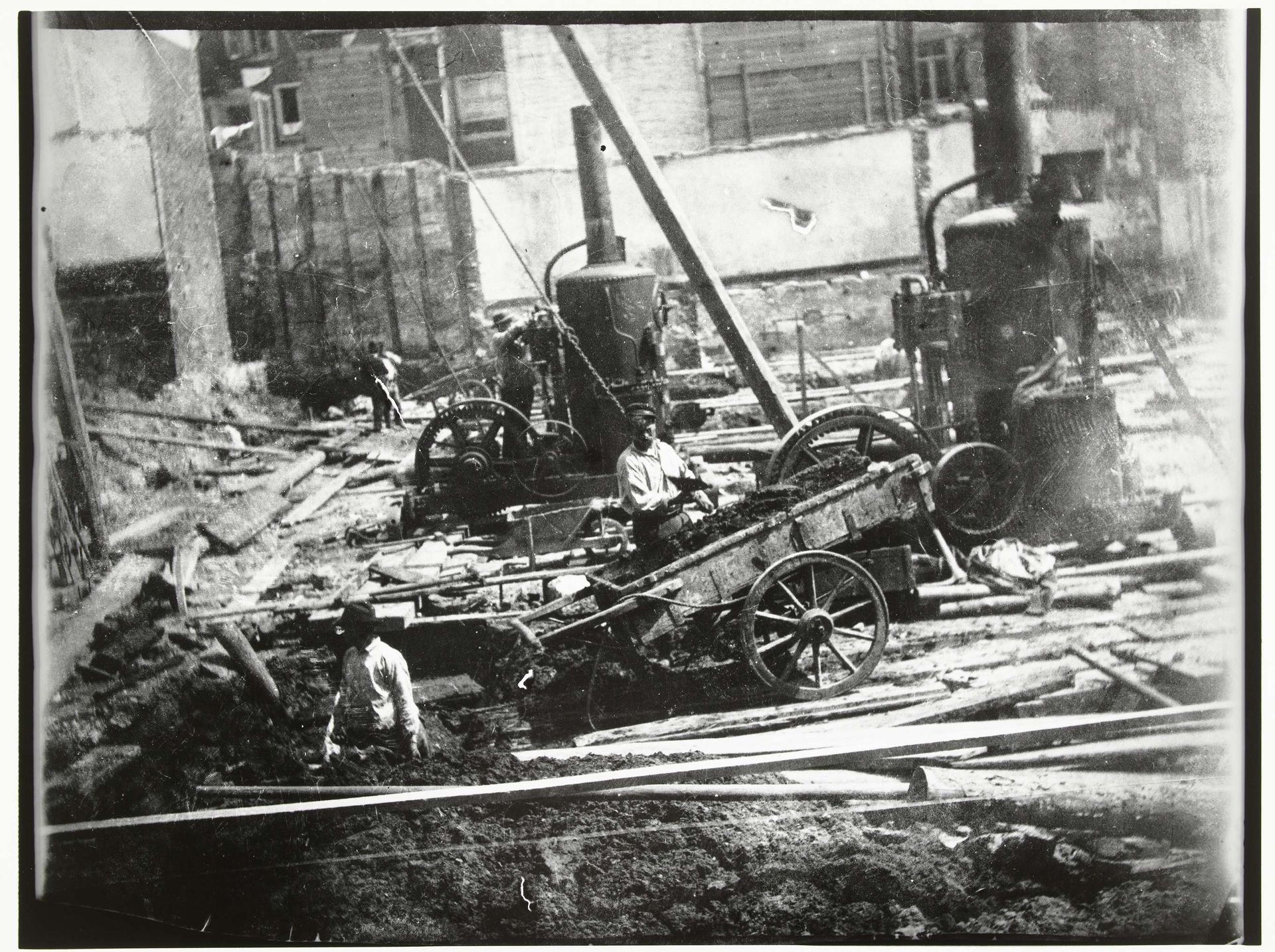 Bouwput voor de Gemeentelijke Bad- en Zweminrichting aan de Heiligeweg in Amsterdam by George Hendrik Breitner