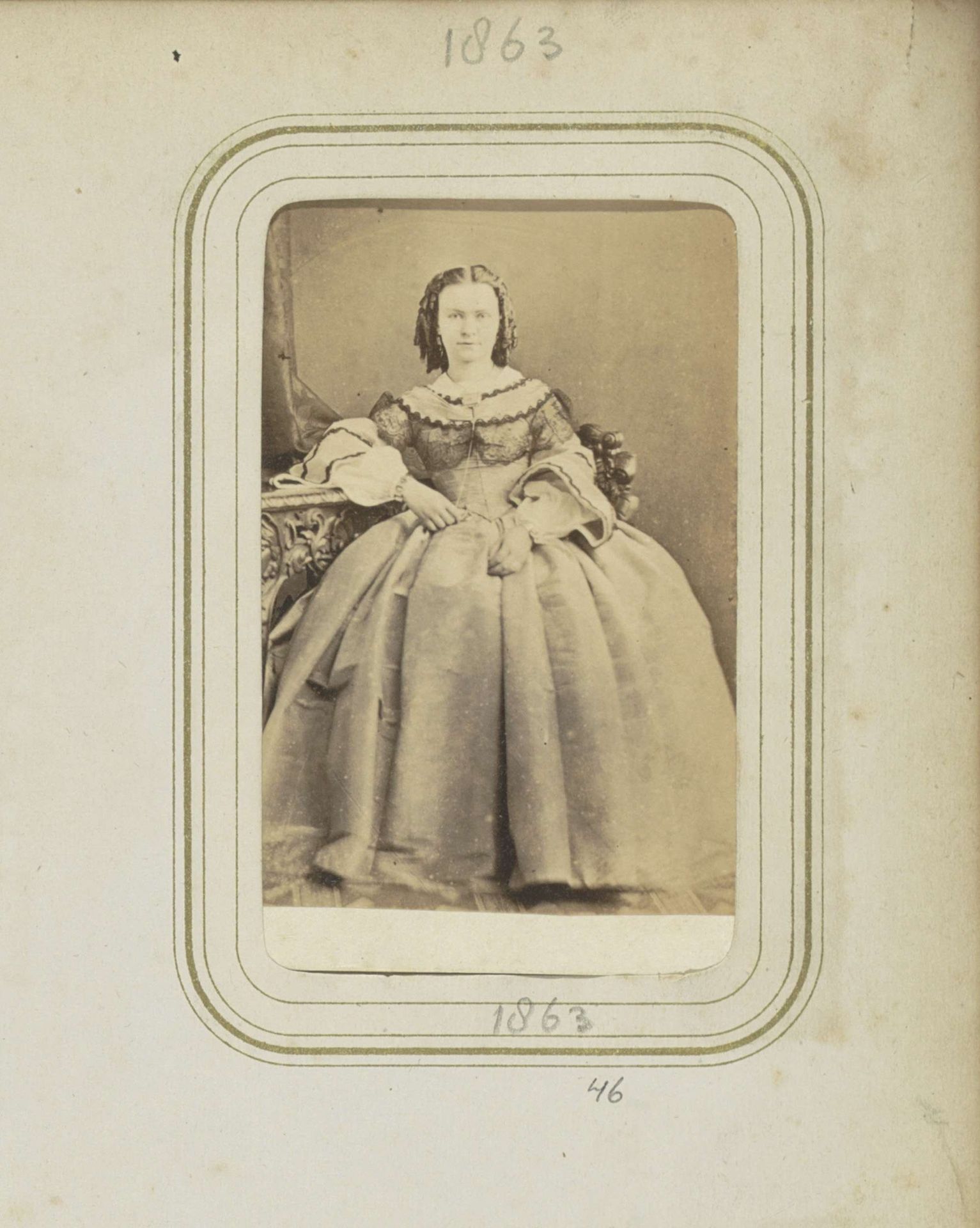 Portret van mevrouw J.C. Sauveur in een geplooide jurk by A. Böeseken
