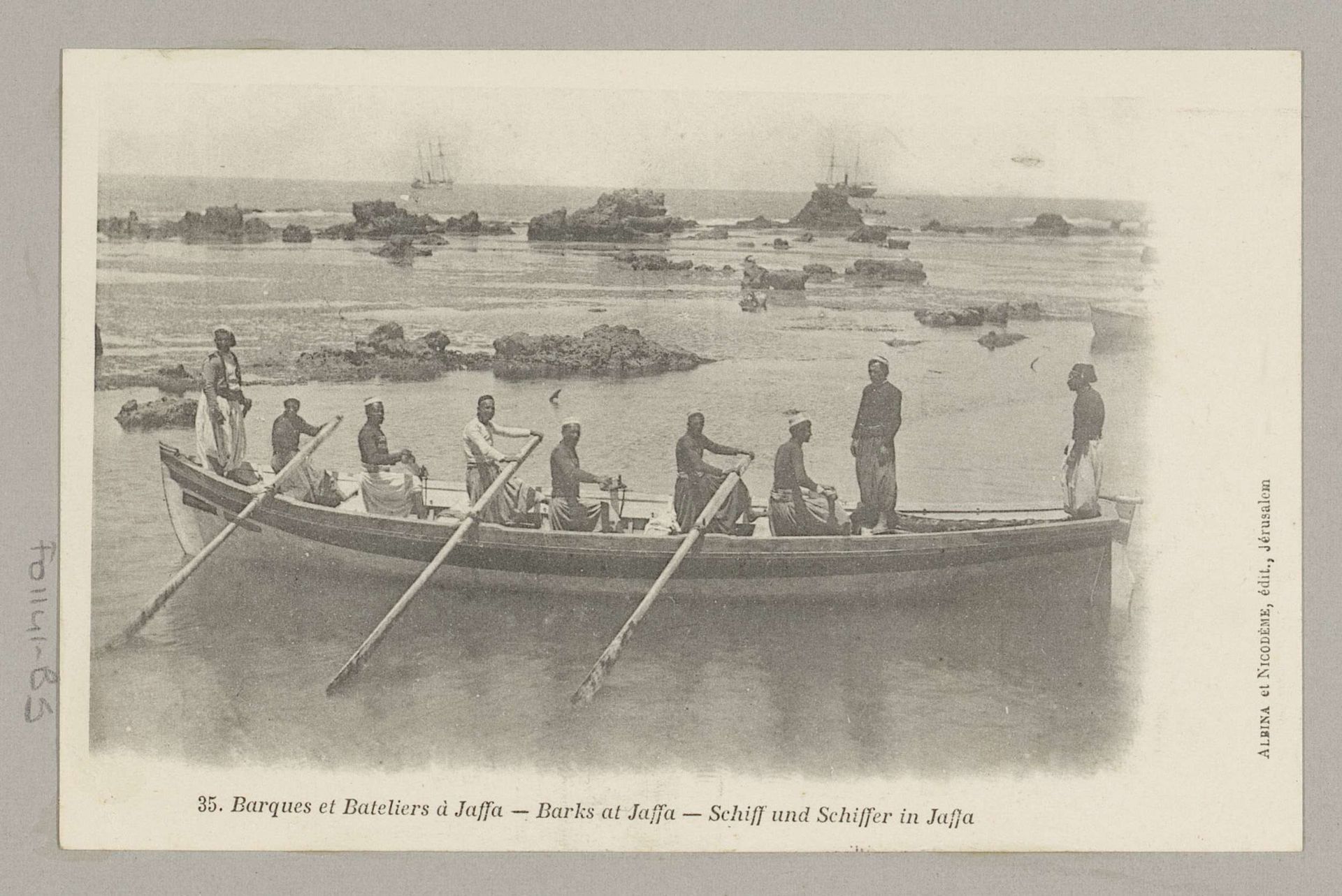 Roeiboot met roeiers in Jaffa by Albina & Nicodème