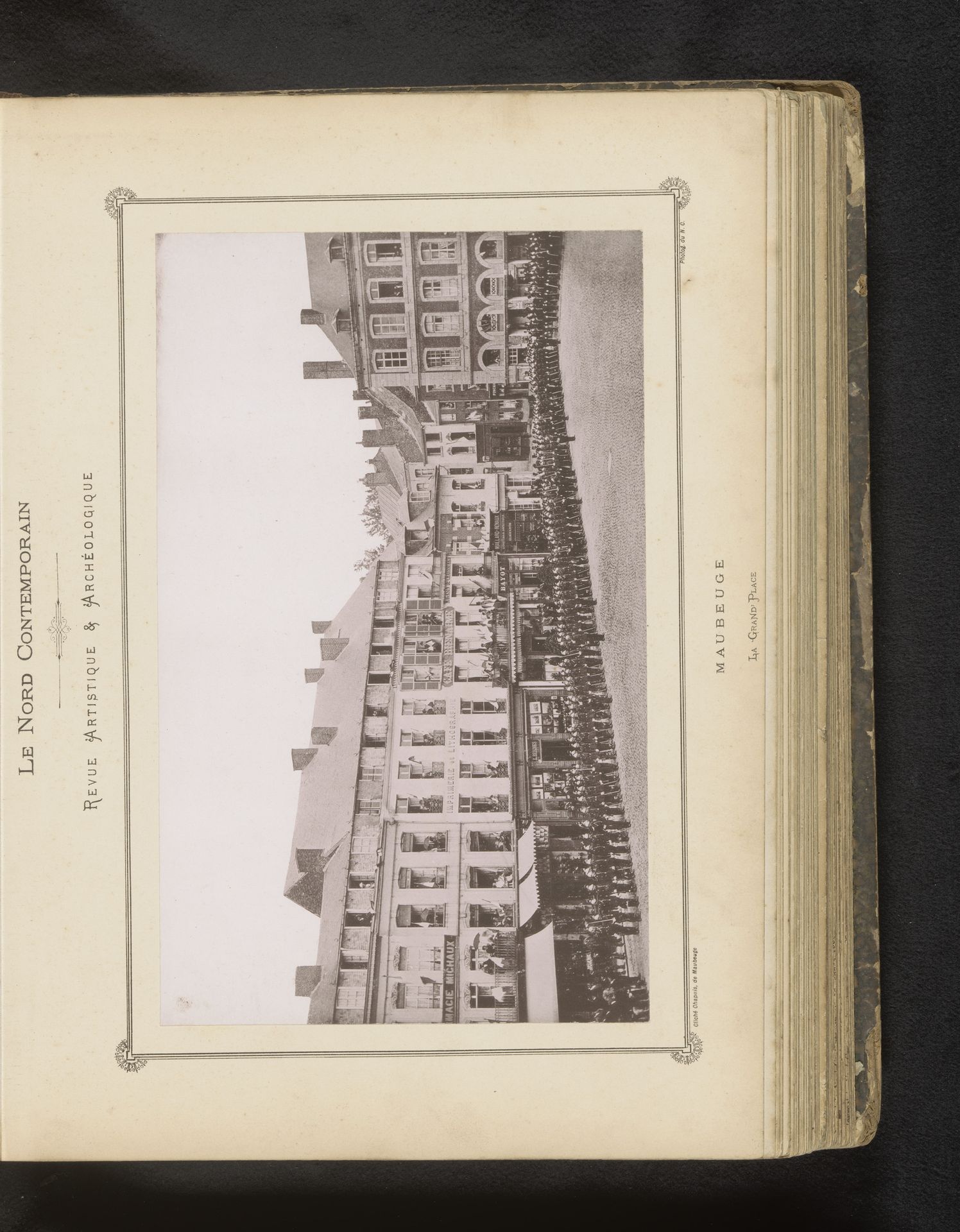 Gezicht op het Grand'Place in Maubeuge, Frankrijk by N.C.