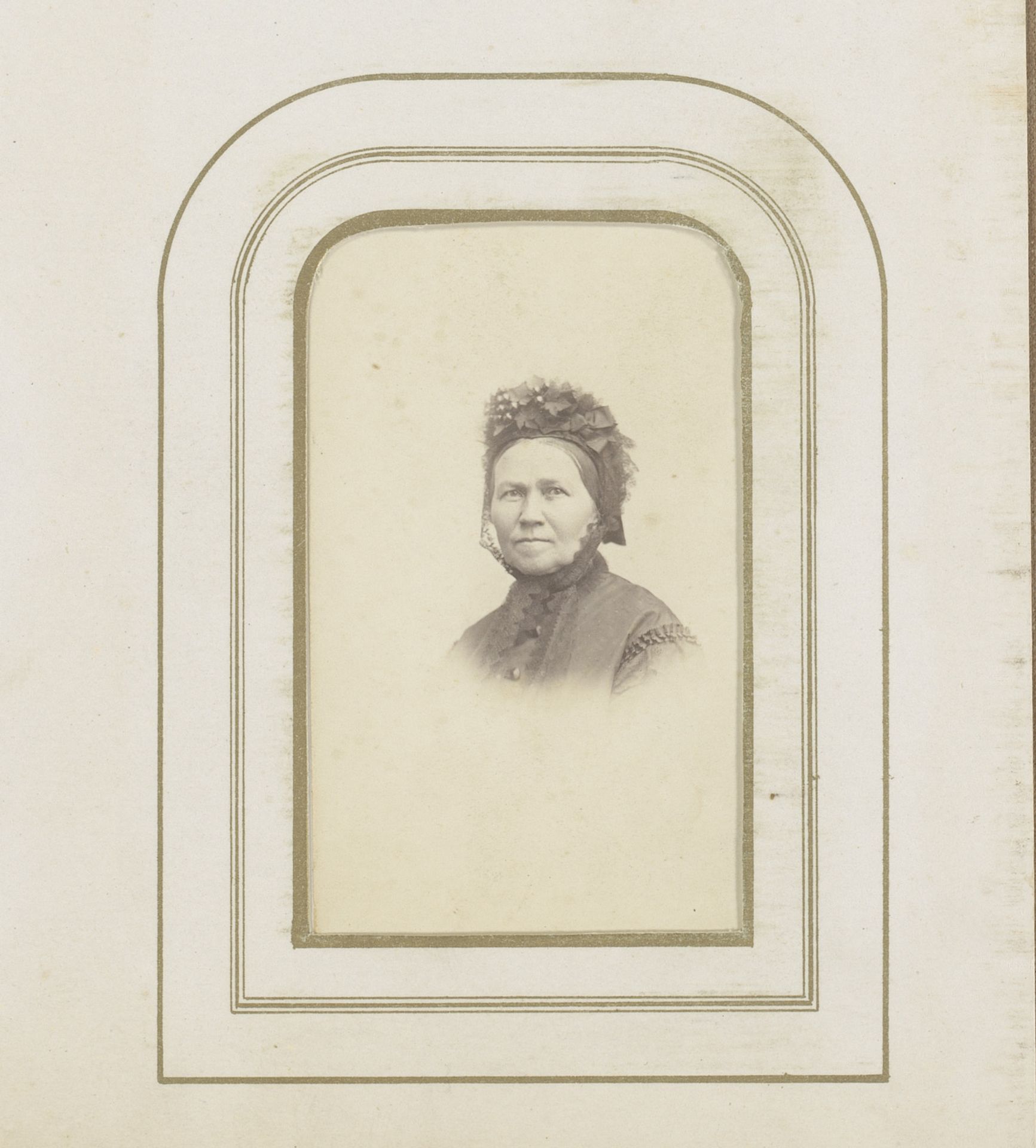 Portret van een vrouw by P. Brandebourg