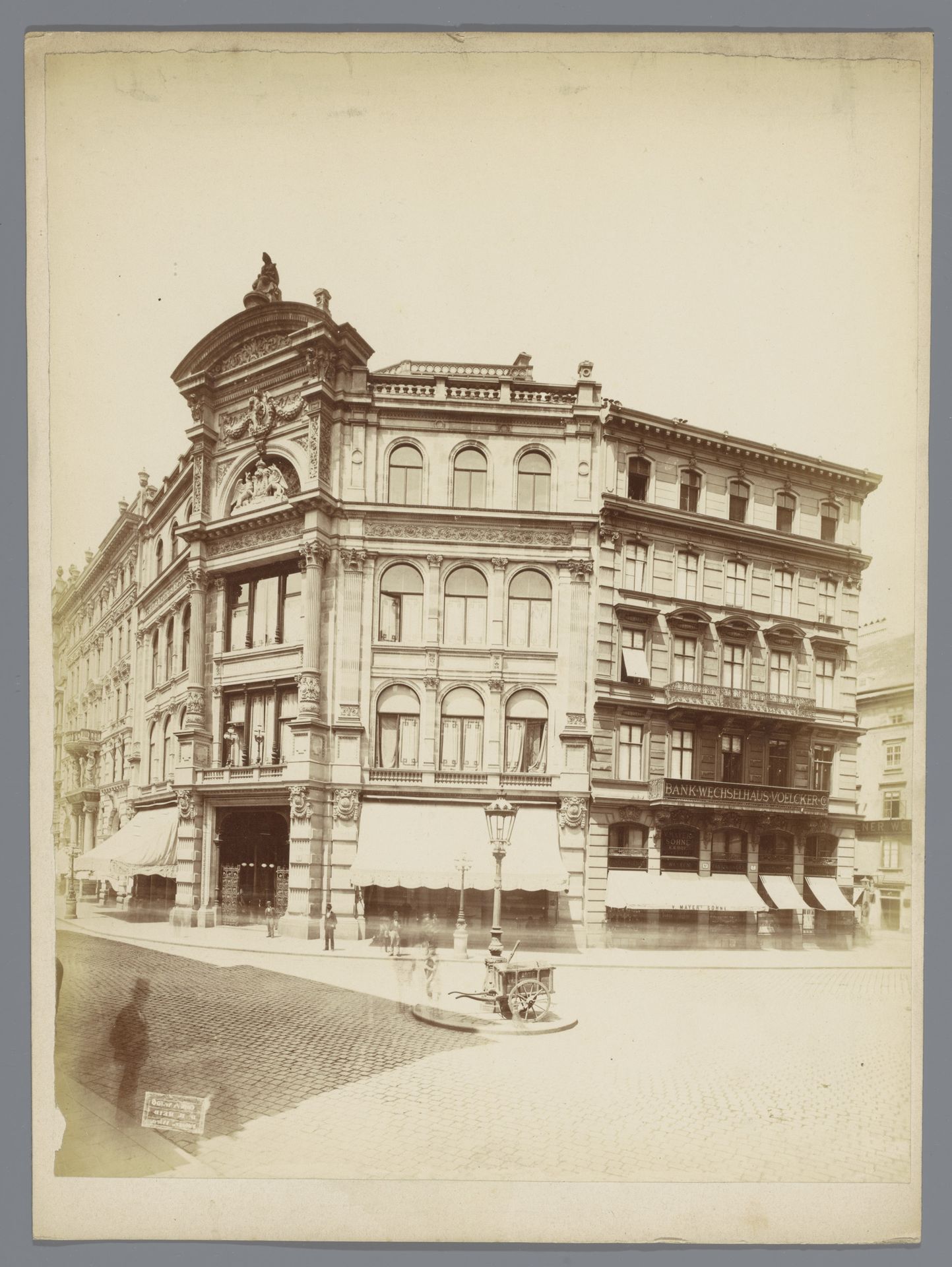 Gezicht op de textielwinkel van Philipp Haas & Söhne aan het Stock-im-Eisen-Platz in Wenen, Oostenrijk by Hermann Heid