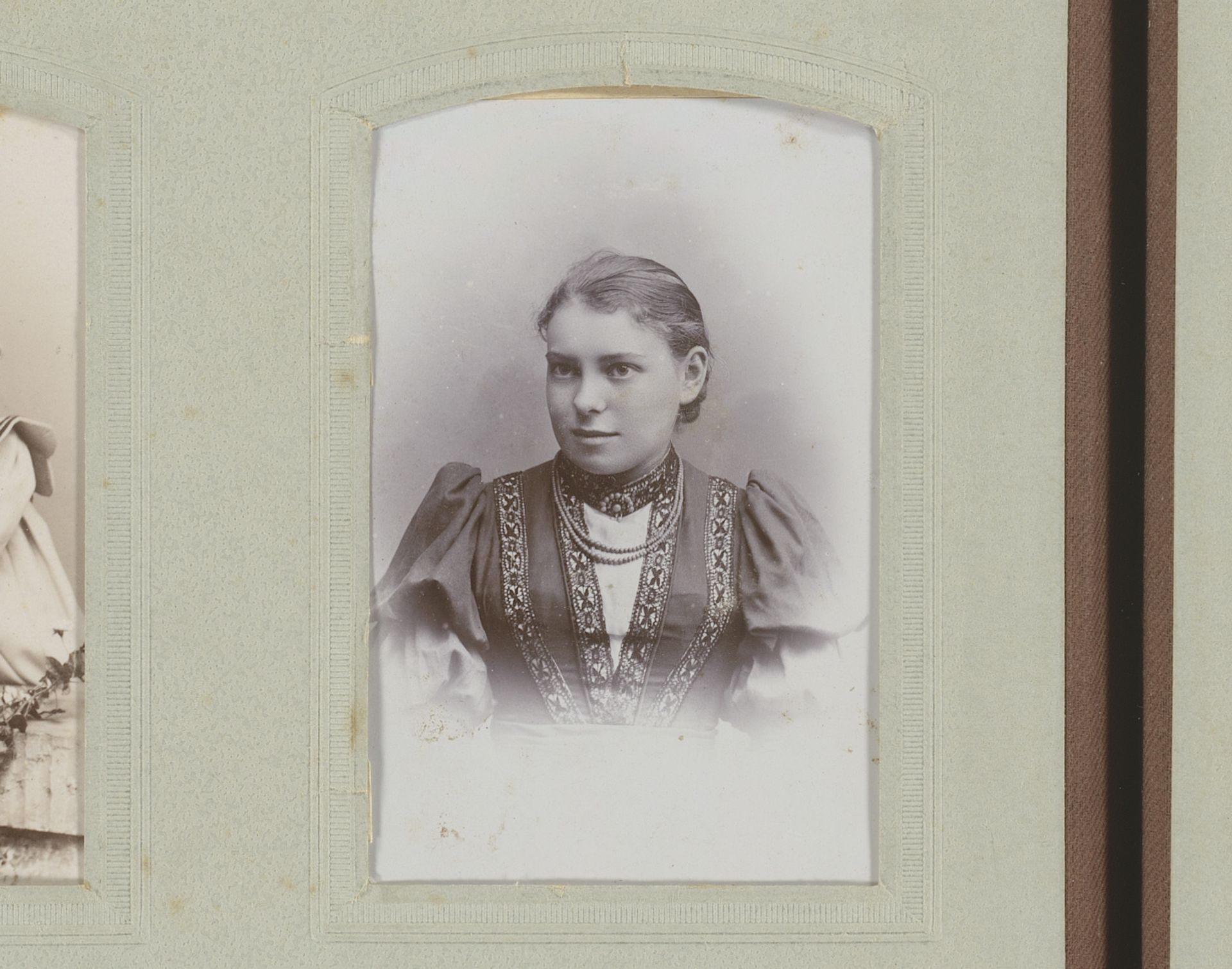 Portret van een onbekende jonge vrouw by Feodor Urban