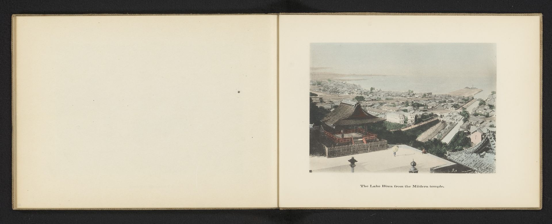 Gezicht op het Biwameer vanaf de Mii-dera by Kōzaburō Tamamura