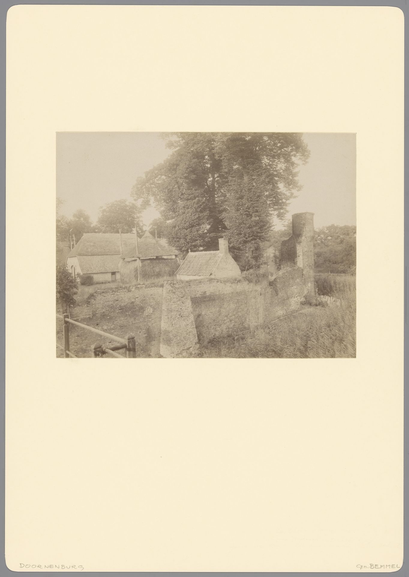 Zuidelijke muur van het voorhof bij Kasteel Doornenburg by anoniem (Monumentenzorg)